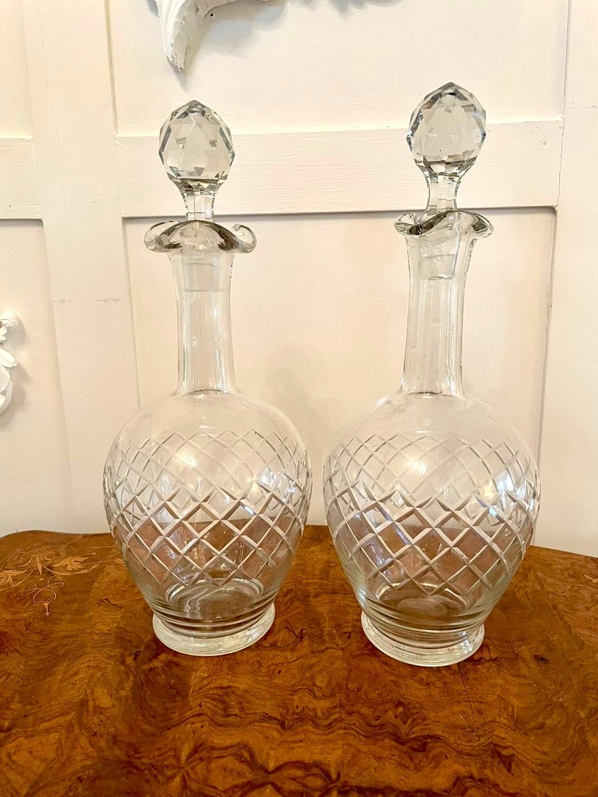 Paire de carafes en verre taillé de style édouardien Bon état - En vente à Suffolk, GB