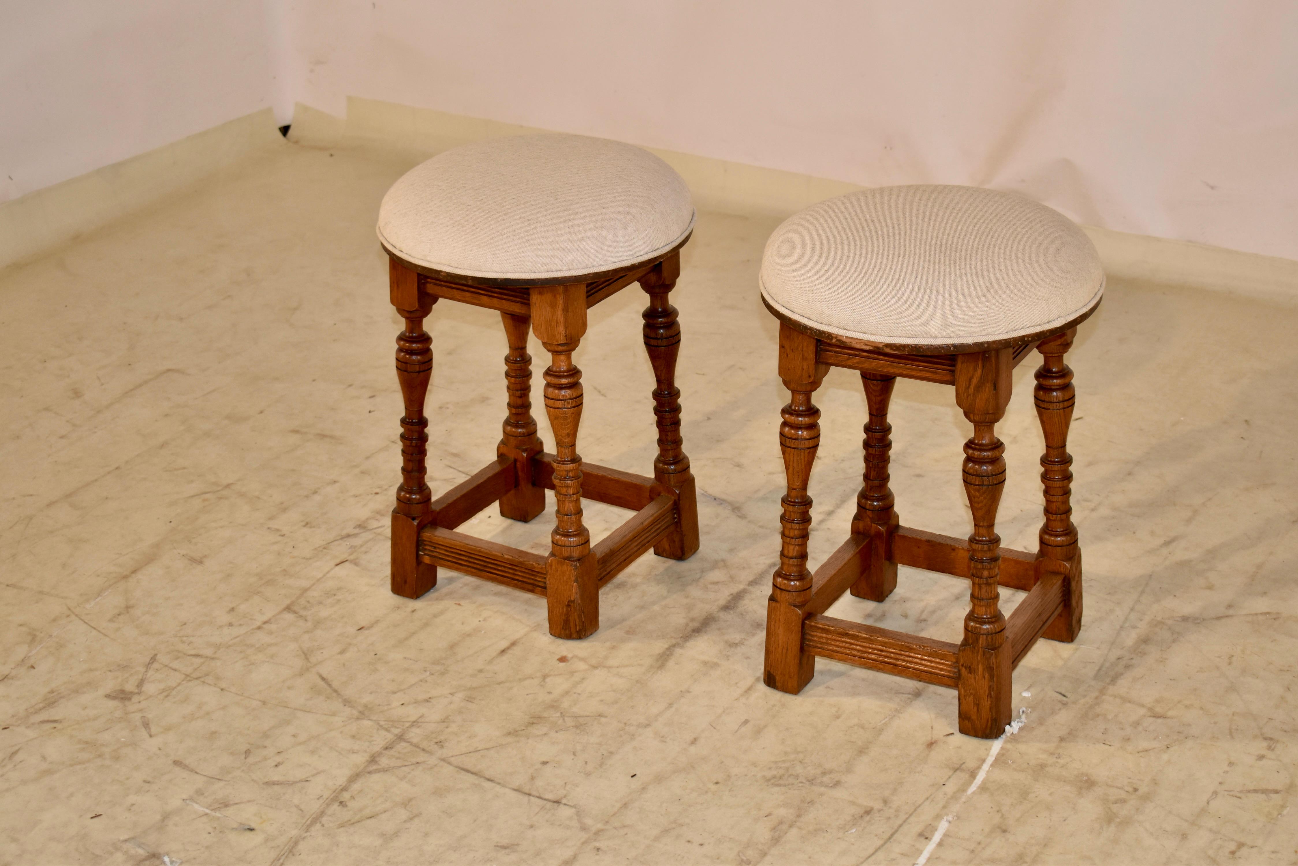 Early 20th Century Pair of Edwardian English Upholstered Stools For Sale