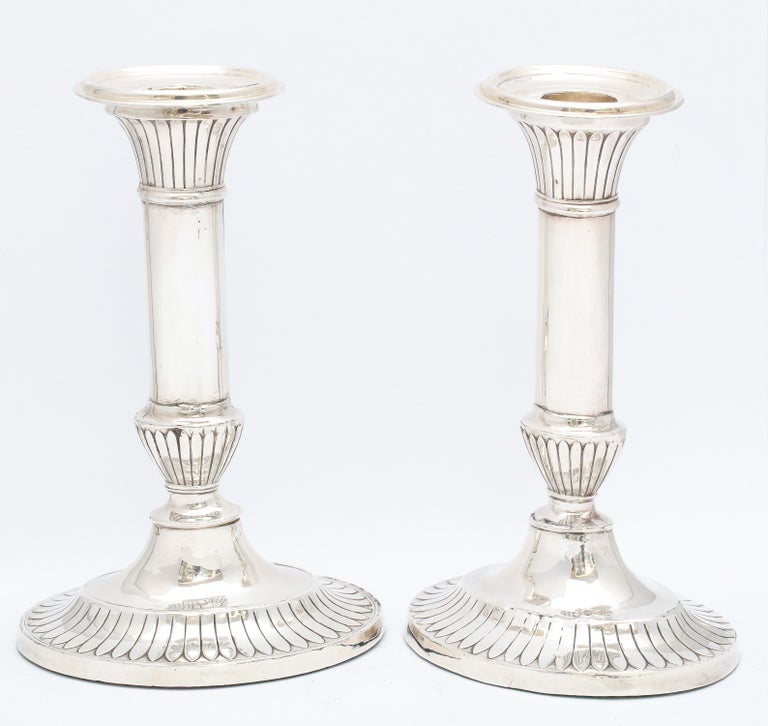 English Pair of Edwardian George III-Style Sterling Silver Candlesticks, Mappin & Webb For Sale