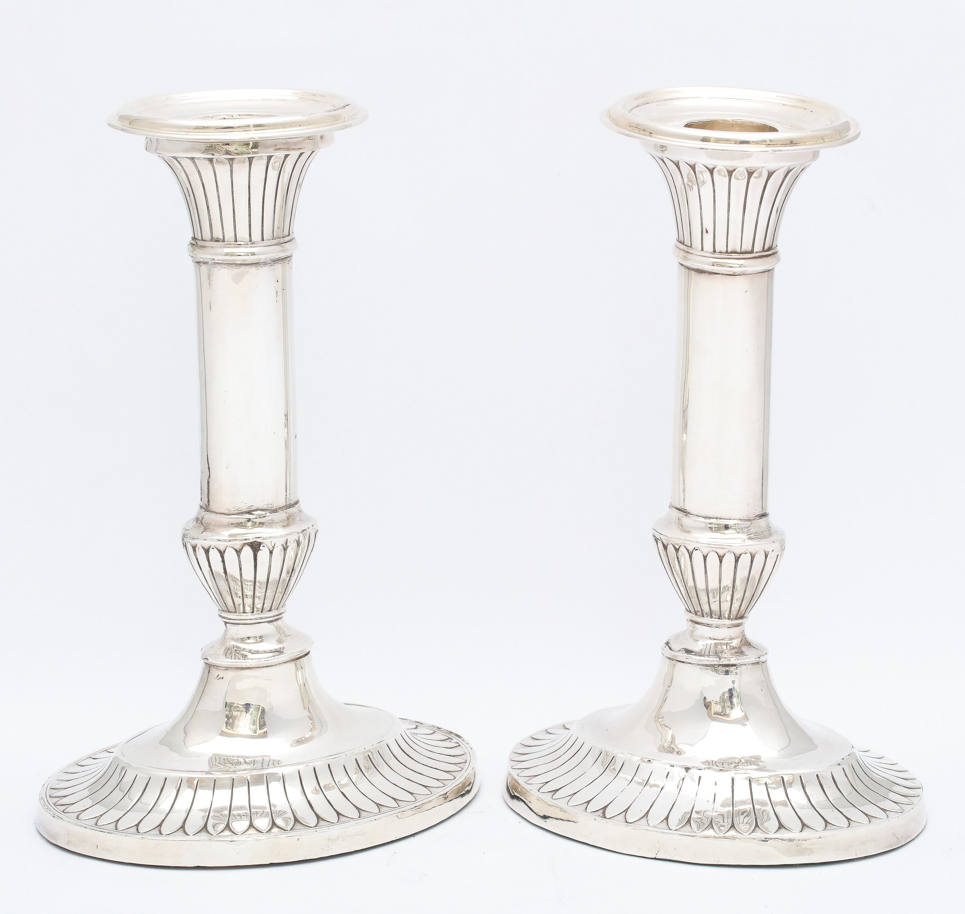 Pair of Edwardian George III-Style Sterling Silver Candlesticks, Mappin & Webb In Good Condition In New York, NY