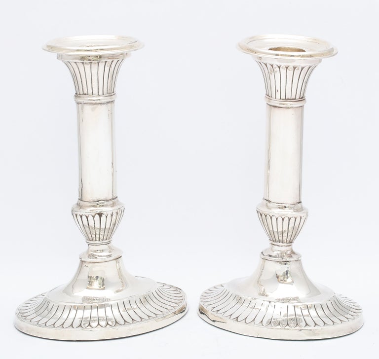 Pair of Edwardian George III-Style Sterling Silver Candlesticks, Mappin & Webb In Good Condition For Sale In New York, NY