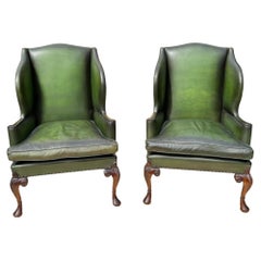 Paire de chaises édouardiennes à dossier à oreilles en cuir vert, anglaises, vers 1920.