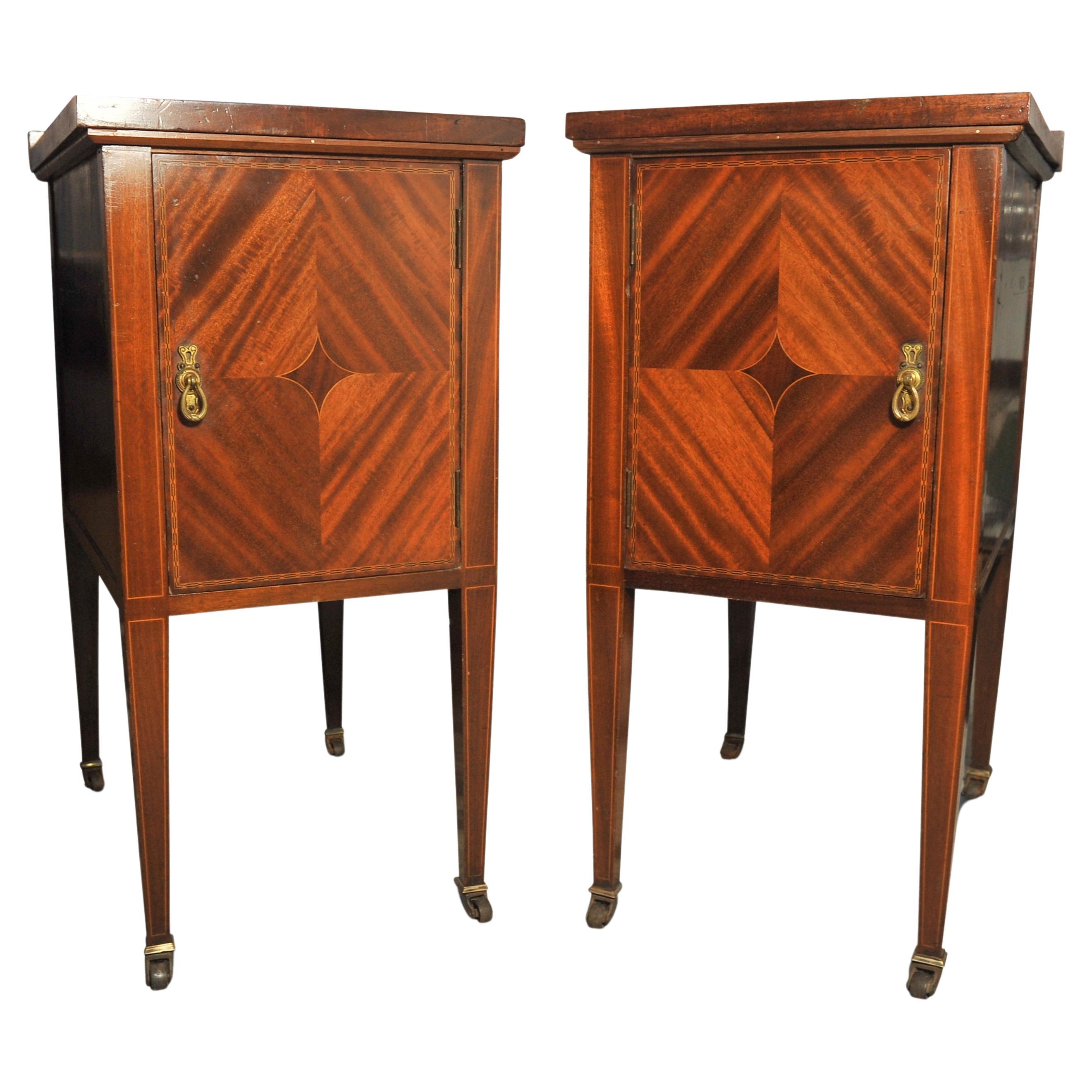 English Pair of Edwardian Handcrafted Flame Mahogany Veneer Nightstands / Pot Cupboards For Sale