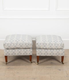 Pareja de taburetes cuadrados eduardianos Howard and Sons