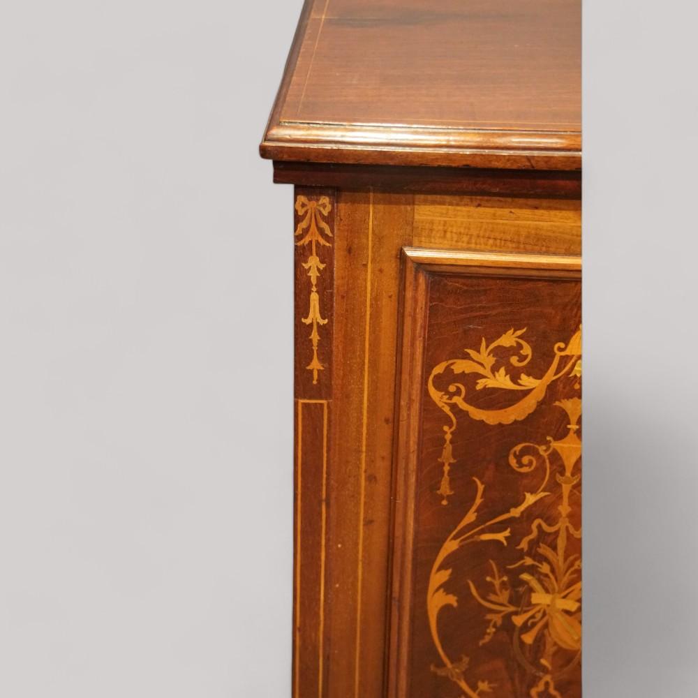 Pareja de mesillas de noche eduardianas con incrustaciones
Este par de mesillas de noche eduardianas con incrustaciones se fabricaron hacia 1900.
Cada mesilla de noche lleva una puerta con una hermosa marquetería incrustada.
Las puertas tienen las