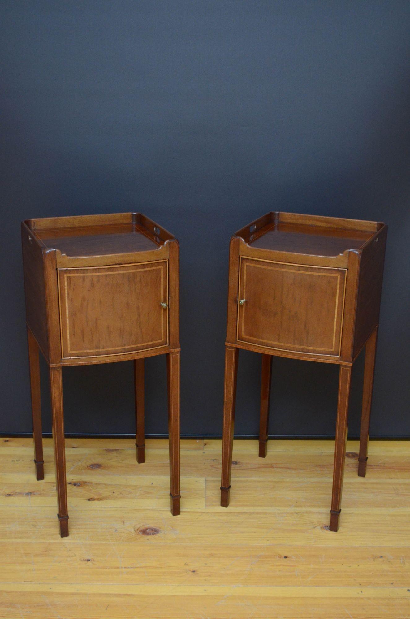 Sn5326 Fine quality pair of tray top bedside cabinets of bow fronted design, each having satinwood string inlaid figured mahogany top and a cockbeaded and string inlaid door fitted with original brass handles, standing on slender string inlaid legs.