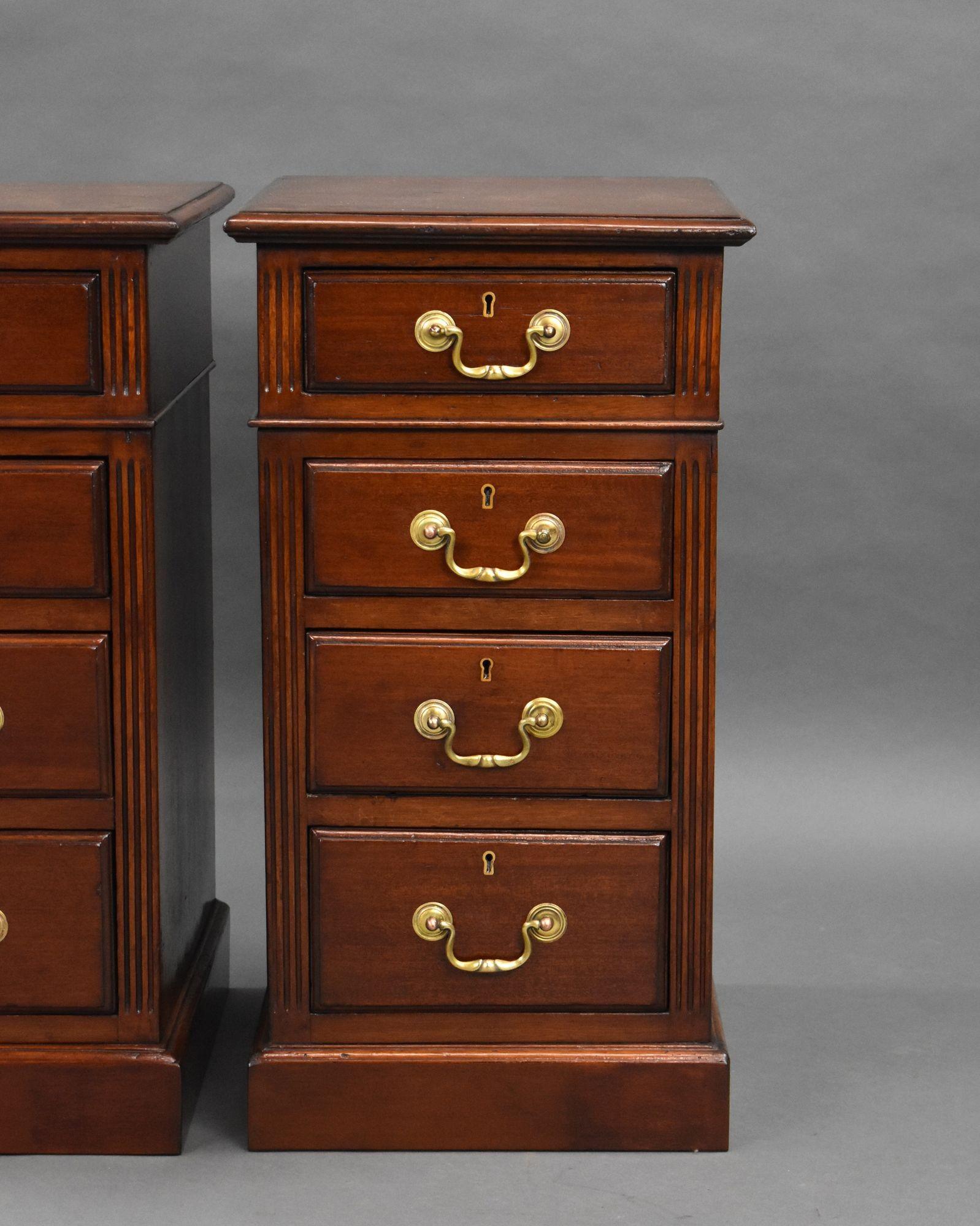 20th Century Pair of Edwardian Mahogany Bedside Chests For Sale
