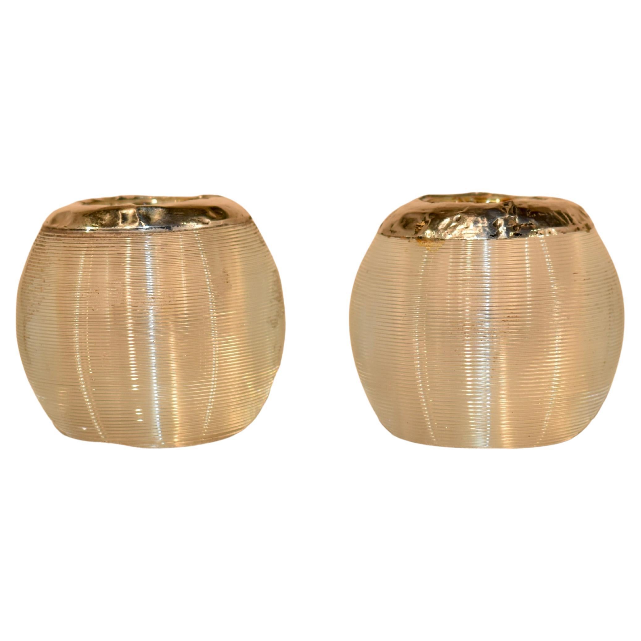 Paar edwardianische Zündhölzer aus Glas mit Gewinde. Die Schlagflächen sind mit einer Silberkappe versehen, aber durch das jahrelange Polieren sind die Punzen abgerieben worden.  Es gibt keine Anzeichen für eine Versilberung, da die Versilberung
