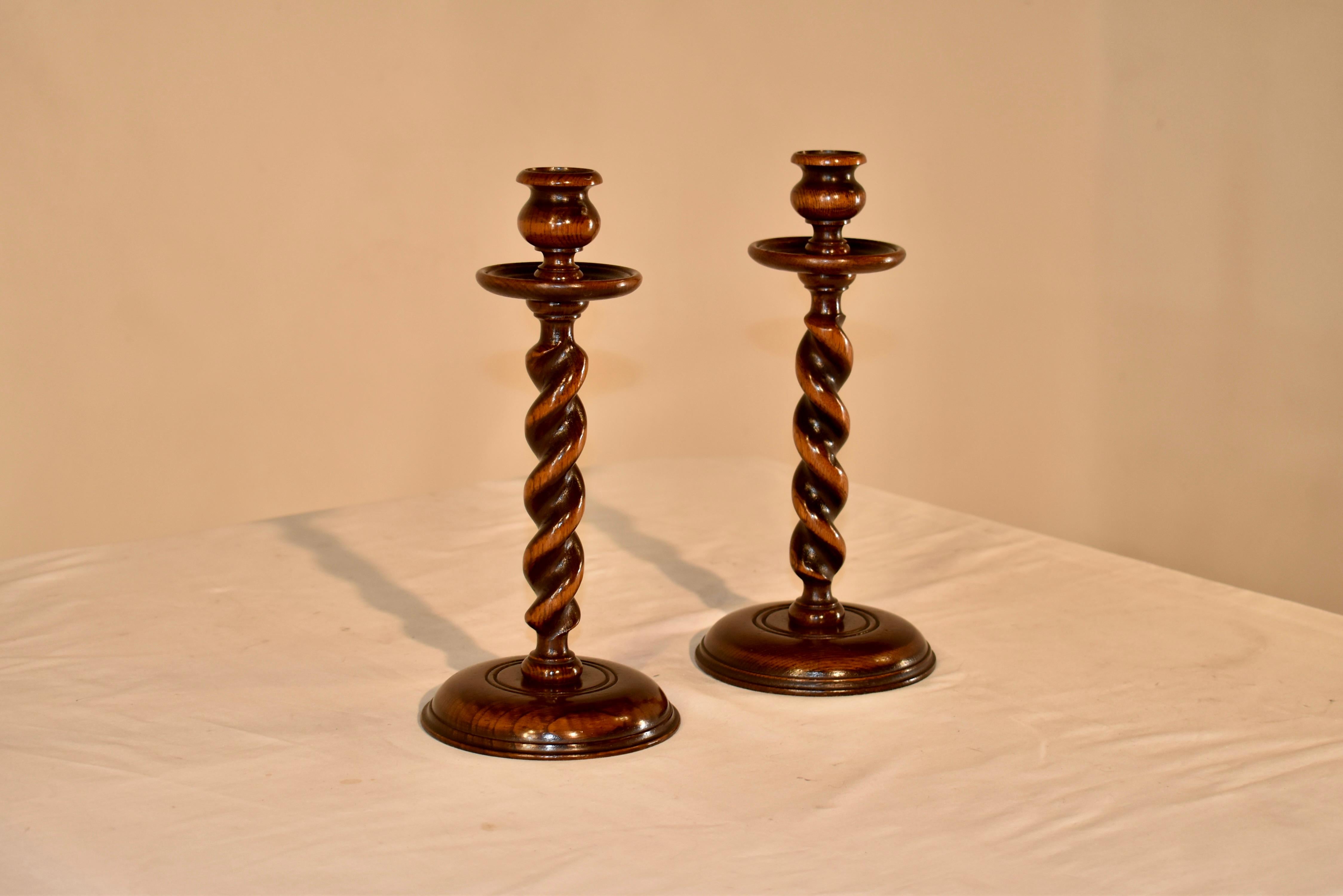 Inglese Coppia di candelabri edoardiani in Oak, CIRCA 1900 in vendita
