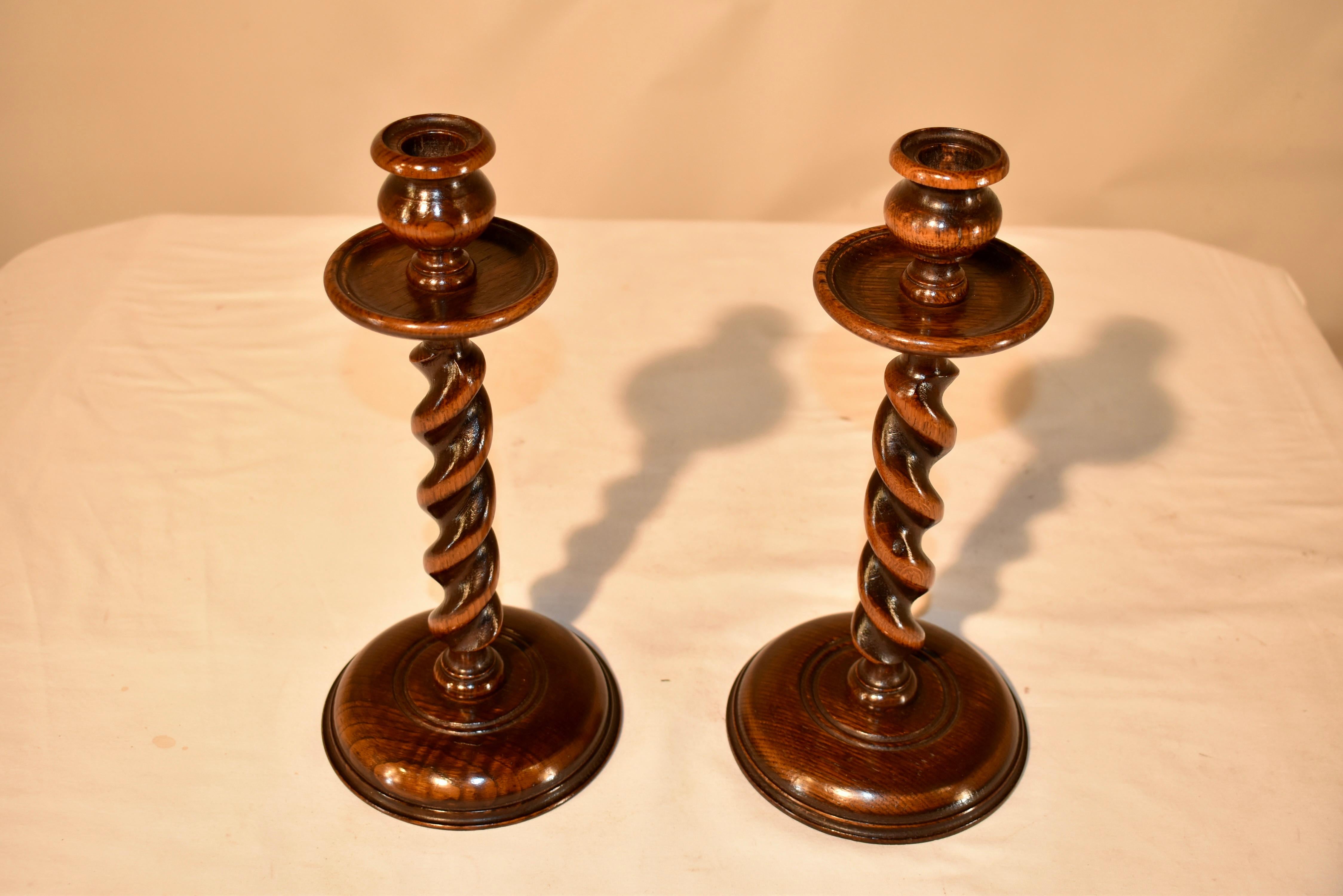 Tornito Coppia di candelabri edoardiani in Oak, CIRCA 1900 in vendita