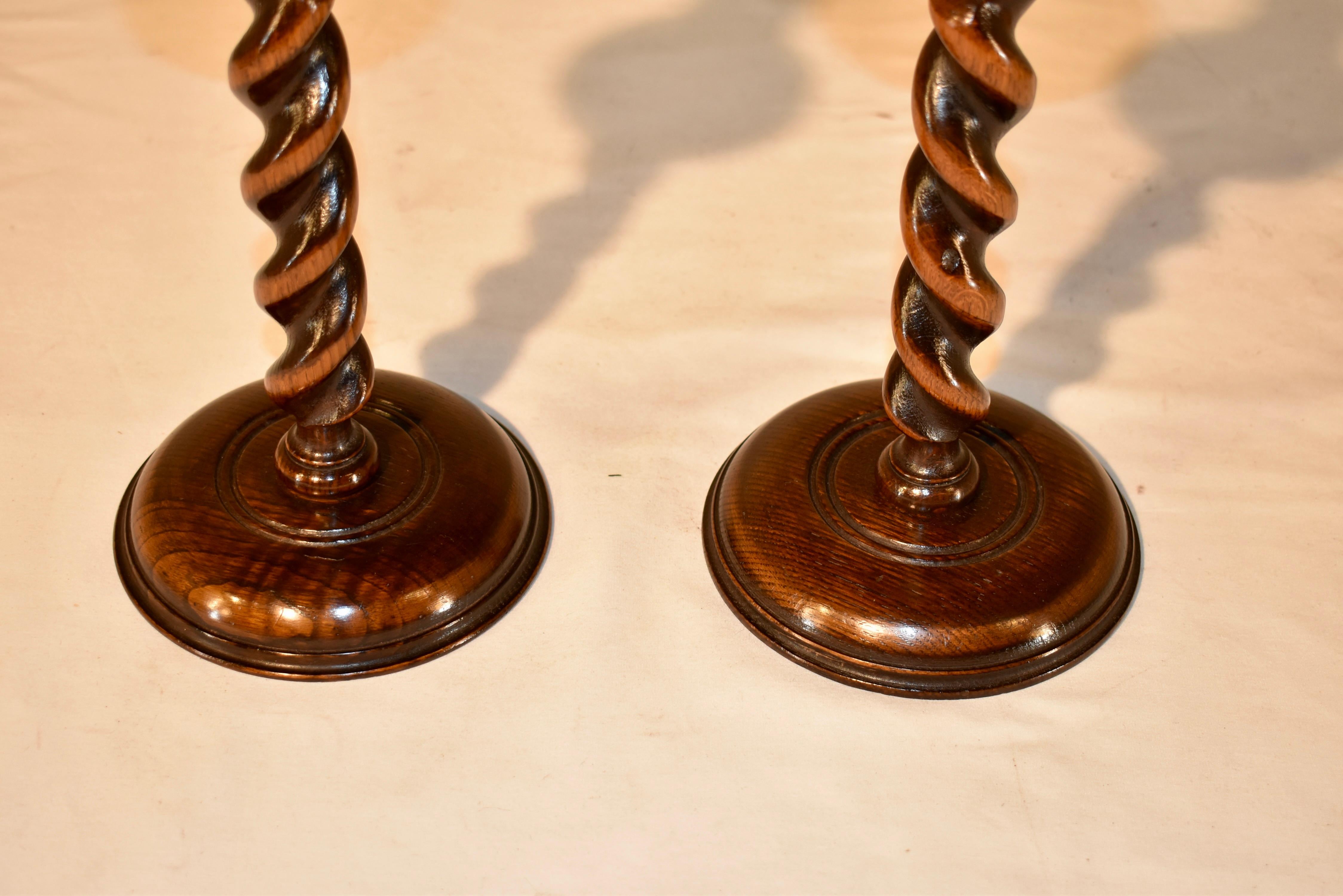 Inizio XX secolo Coppia di candelabri edoardiani in Oak, CIRCA 1900 in vendita
