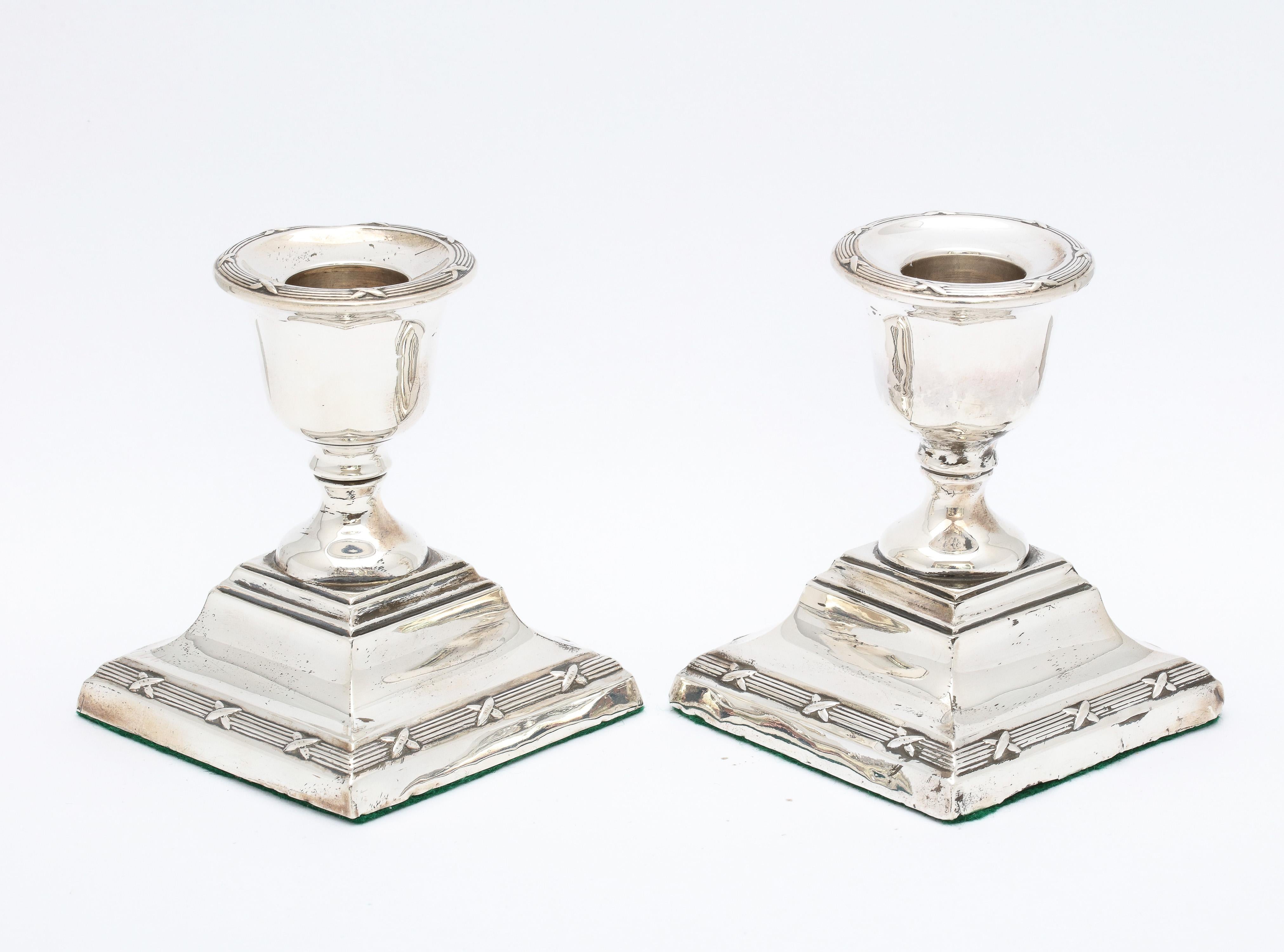 Pair of Edwardian Period Sterling Silver Adams-Style Candlesticks In Good Condition In New York, NY
