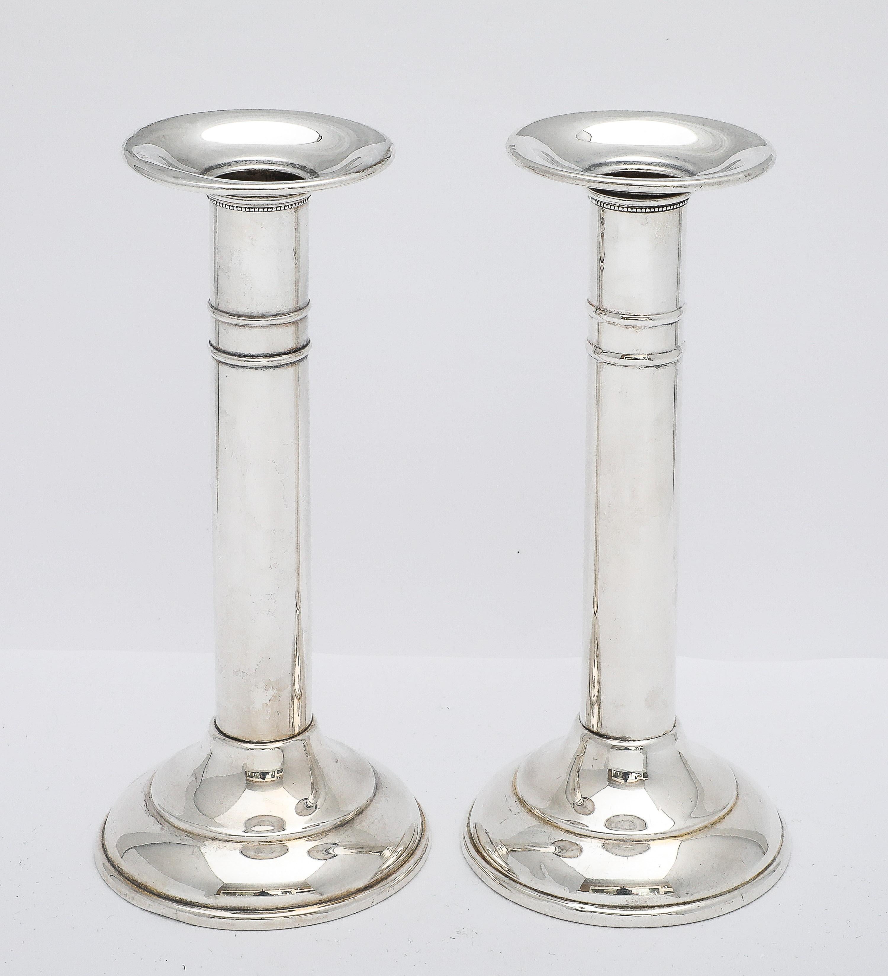 Paire de chandeliers en argent sterling de la période édouardienne, Adelphi Silver Co, New York, vers 1915. 1915. Chaque chandelier mesure plus de 6 1/2 pouces de haut x 3 pouces de diamètre (au point le plus large - à travers la base). Chaque