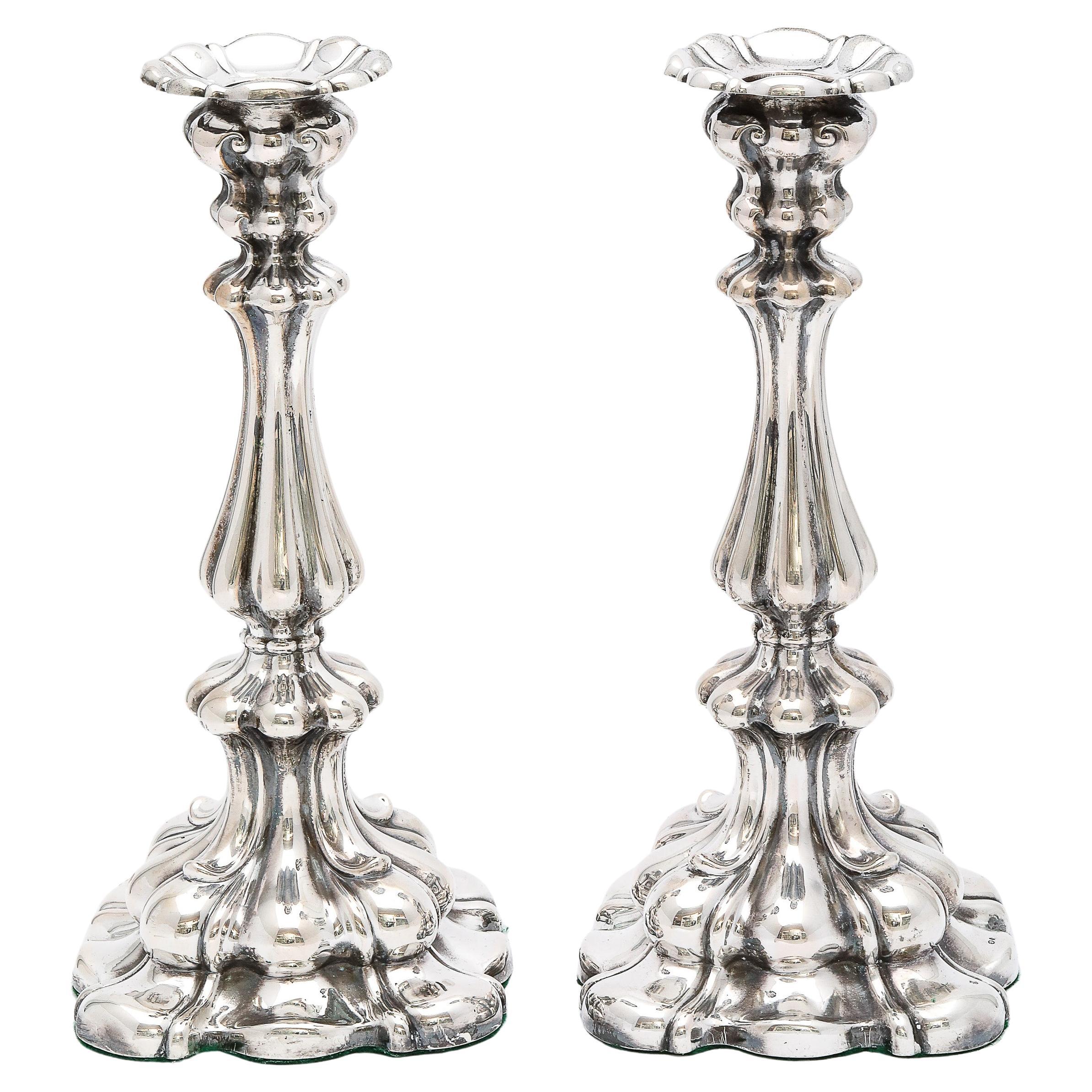 Coppia di candelieri svedesi continentali in argento (.830) del periodo edoardiano