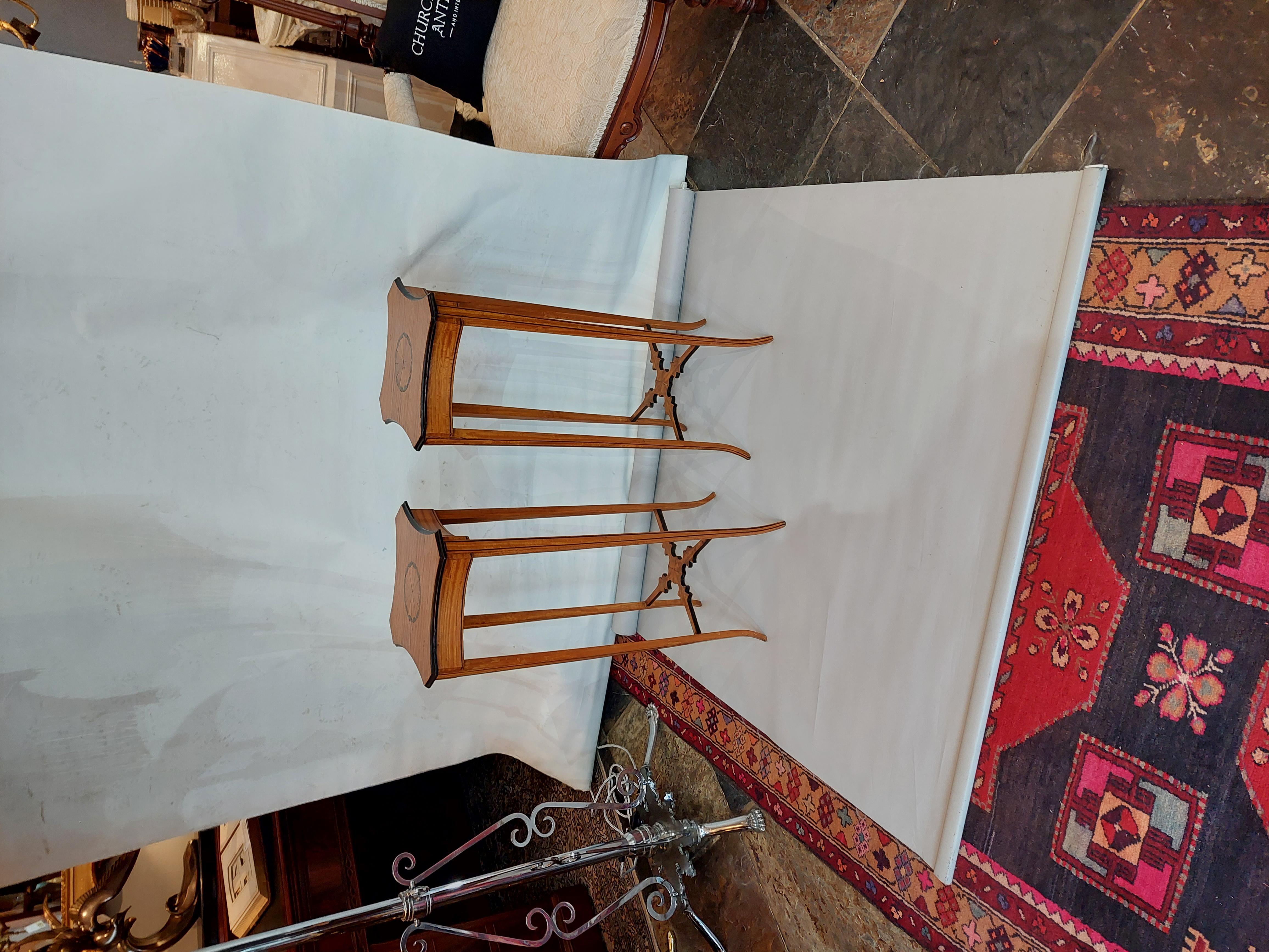 Paire de tables à vin en bois satiné de style Sheraton, vers 1900, avec incrustation de sycomore et détails ébonisés, pieds fuselés carrés et élancés réunis par une entretoise en X - 11