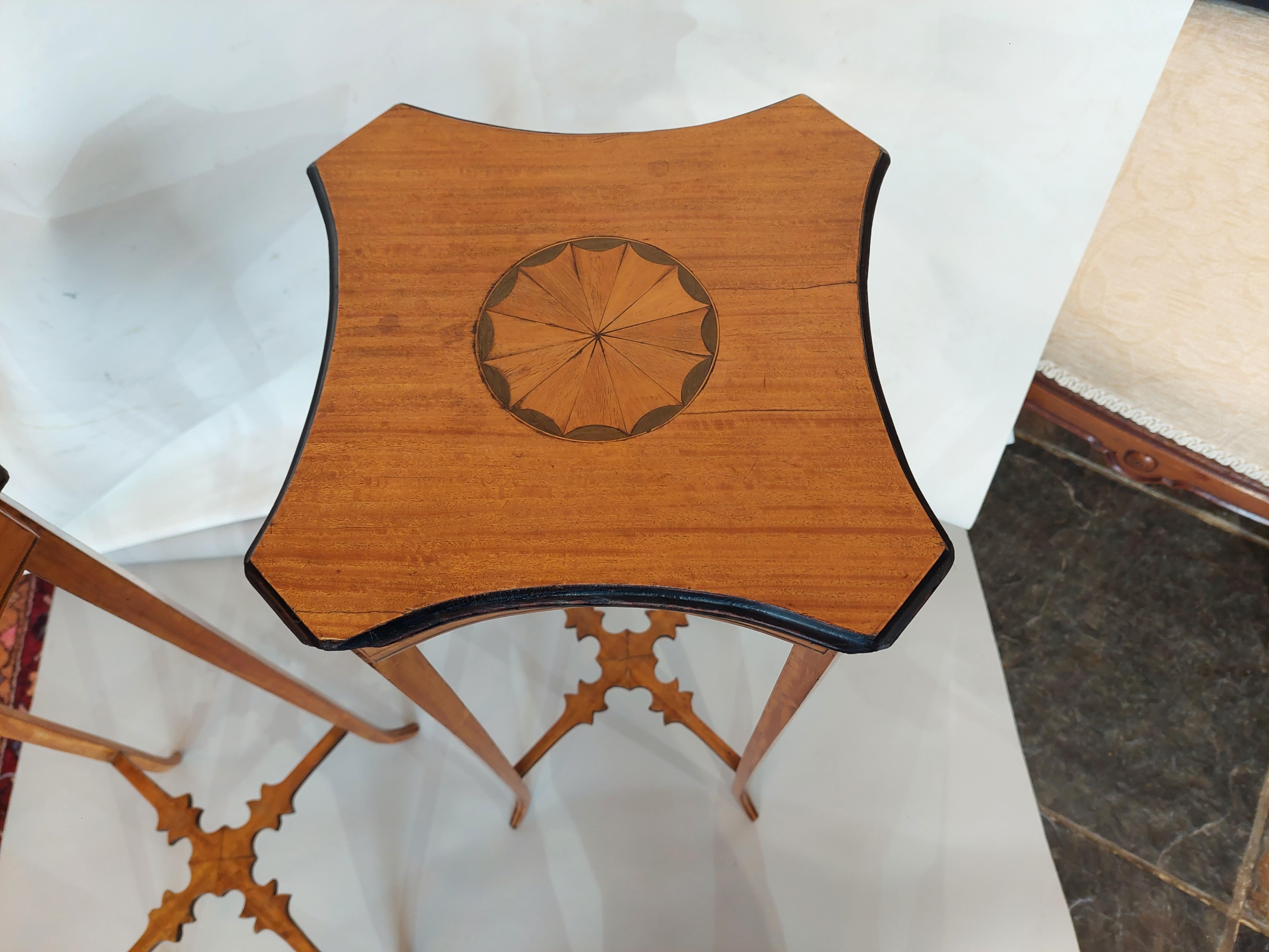 Paar edwardianische Tische aus Satinholz im Sheraton Revival (Edwardian) im Angebot
