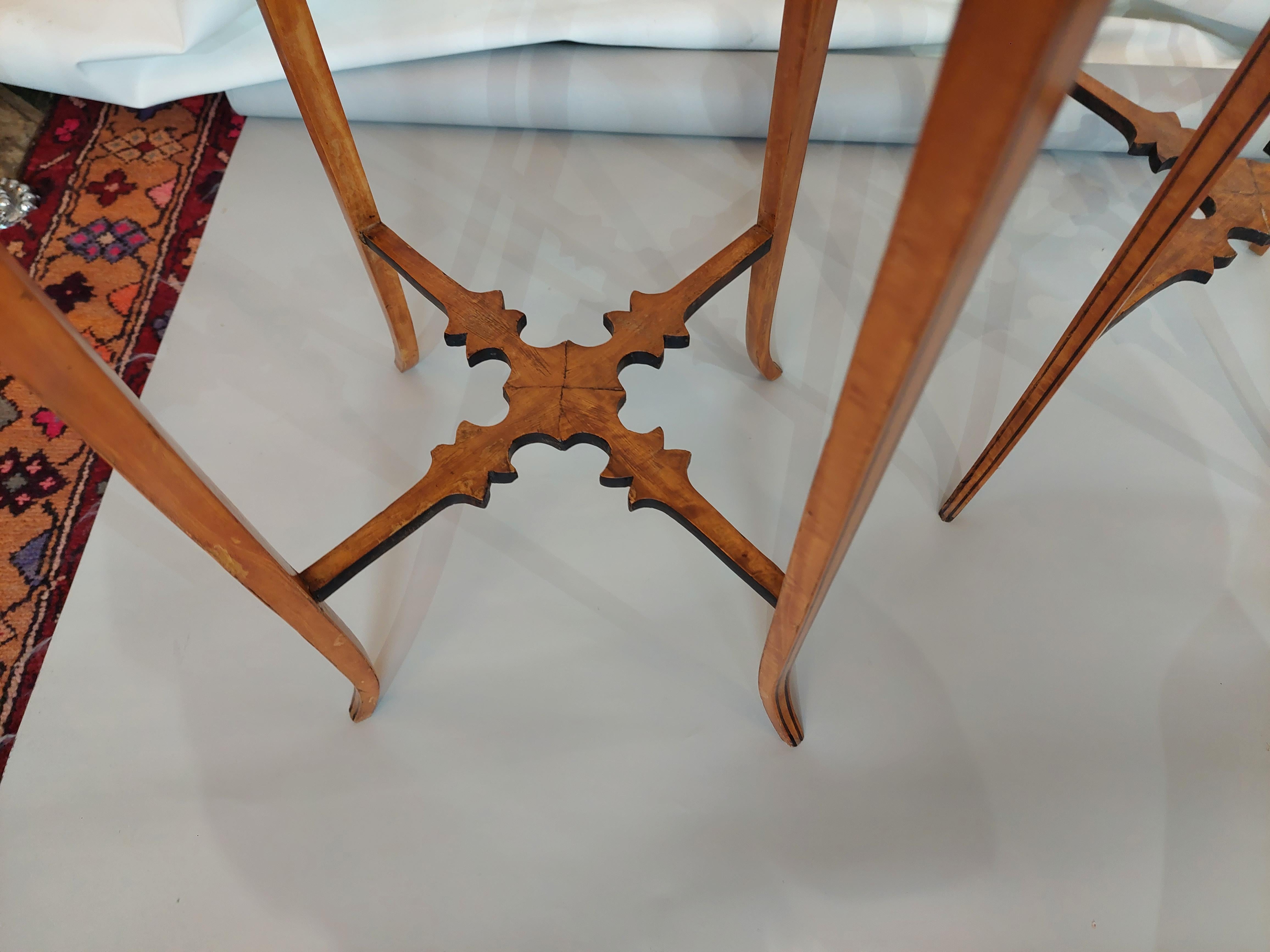Anglais Paire de tables en bois satiné Sheraton Revival de l'époque édouardienne en vente