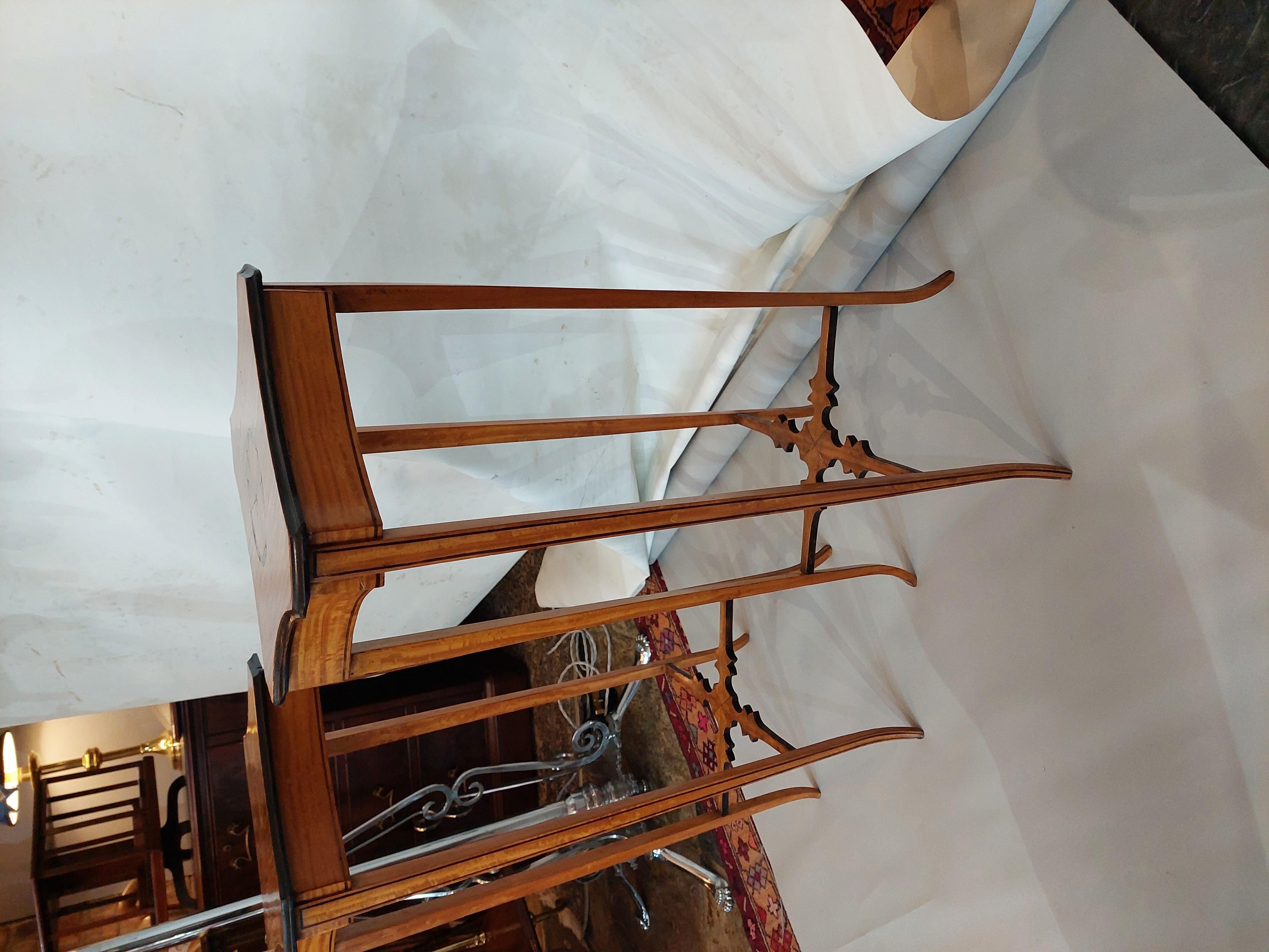 Début du 20ème siècle Paire de tables en bois satiné Sheraton Revival de l'époque édouardienne en vente
