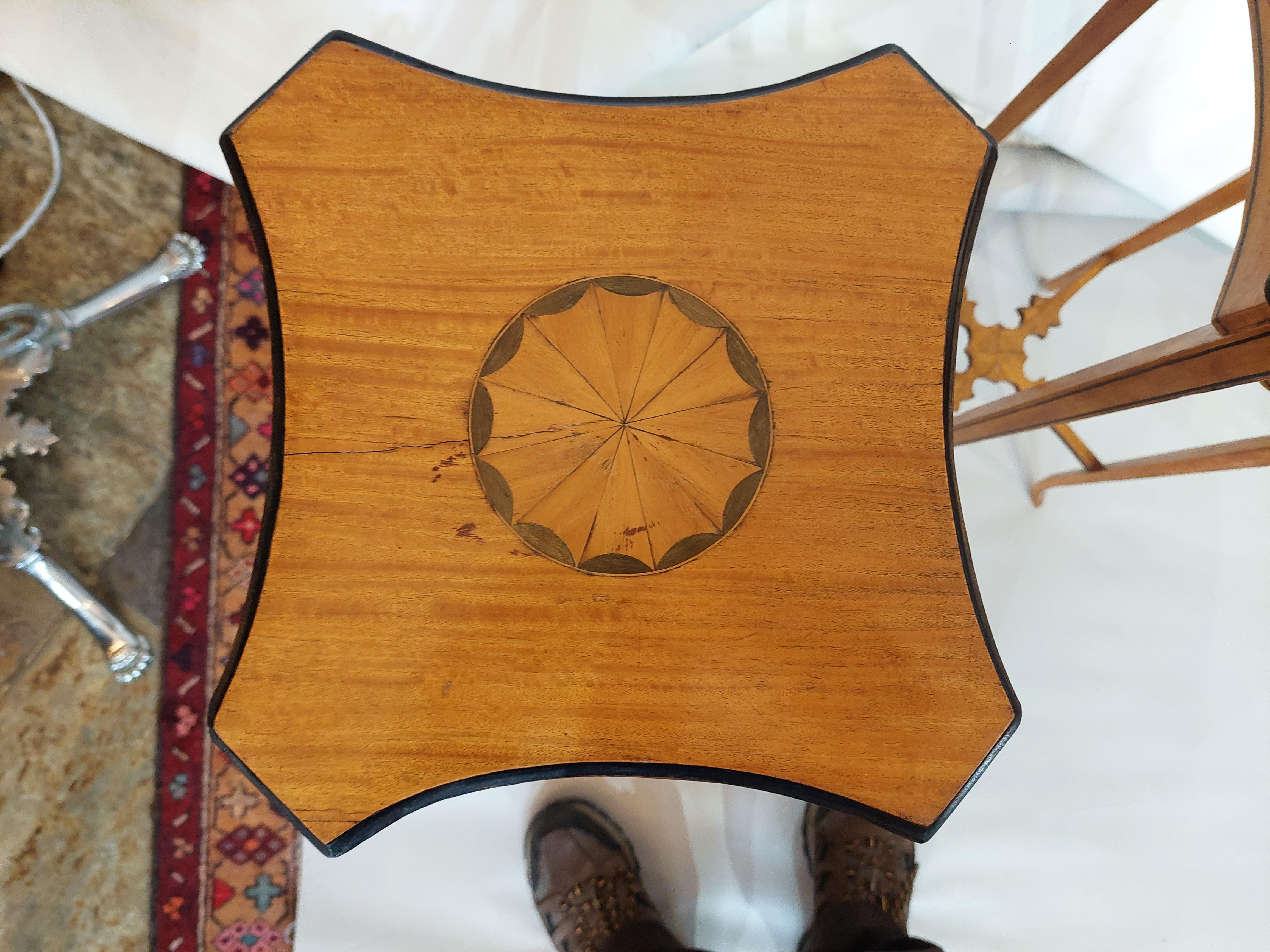 Ébène Paire de tables en bois satiné Sheraton Revival de l'époque édouardienne en vente