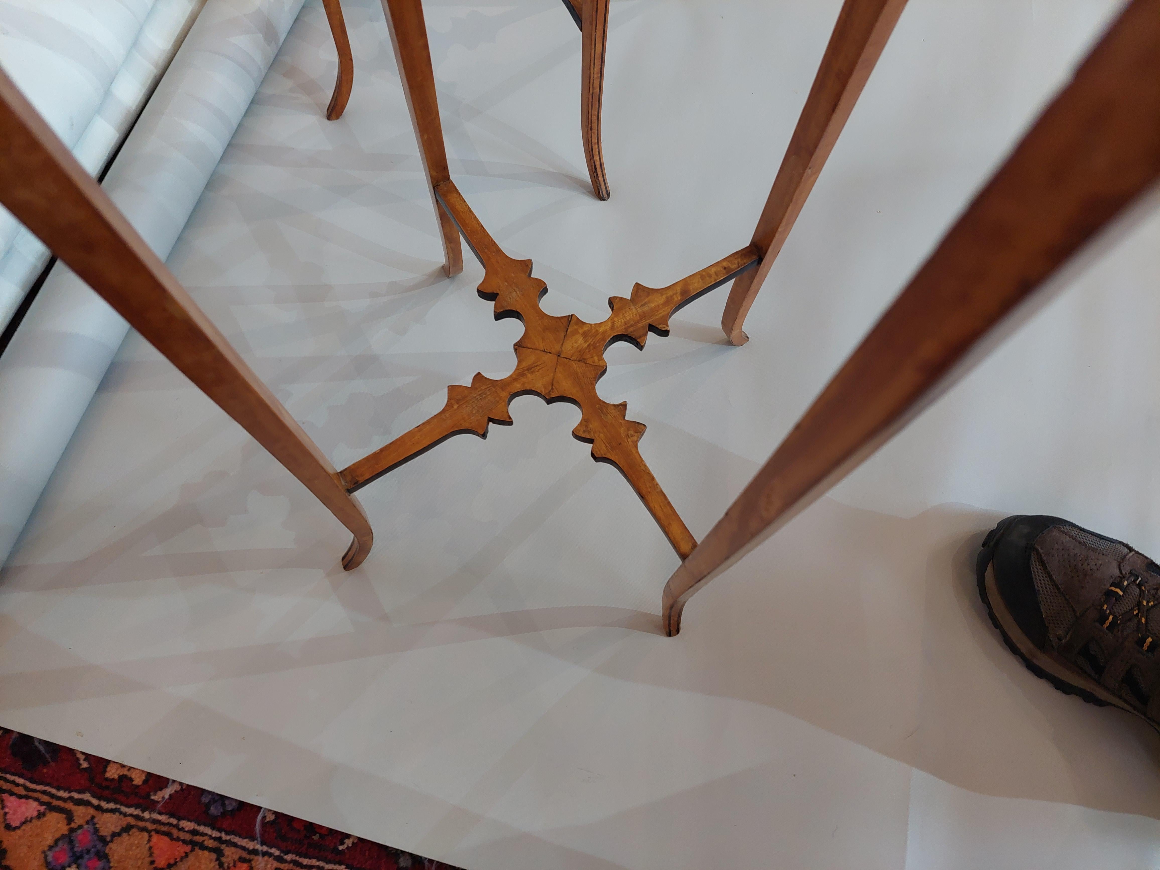 Paar edwardianische Tische aus Satinholz im Sheraton Revival im Angebot 2