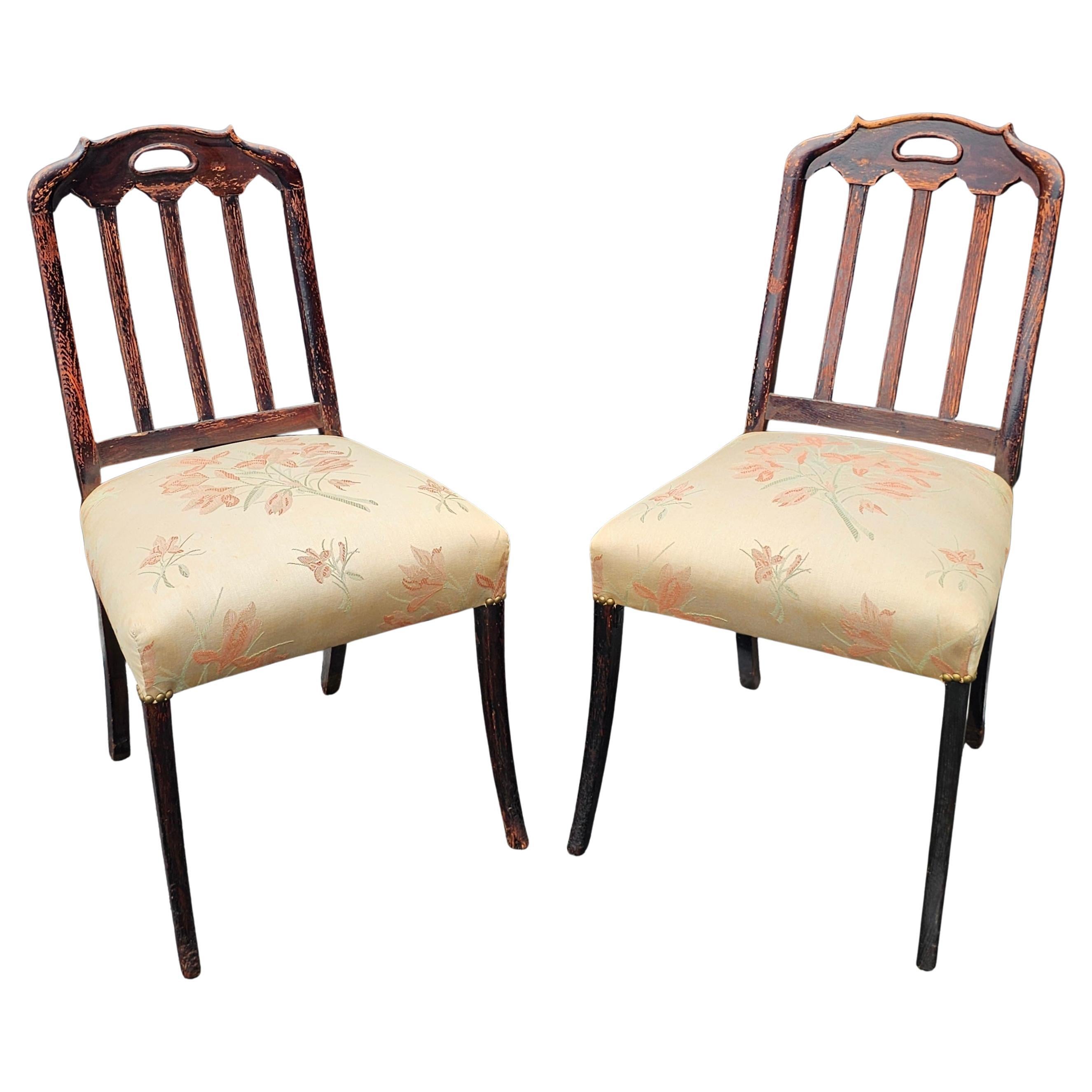Coppia di poltrone edoardiane in Oak macchiato e imbottite, CIRCA 1900 in vendita