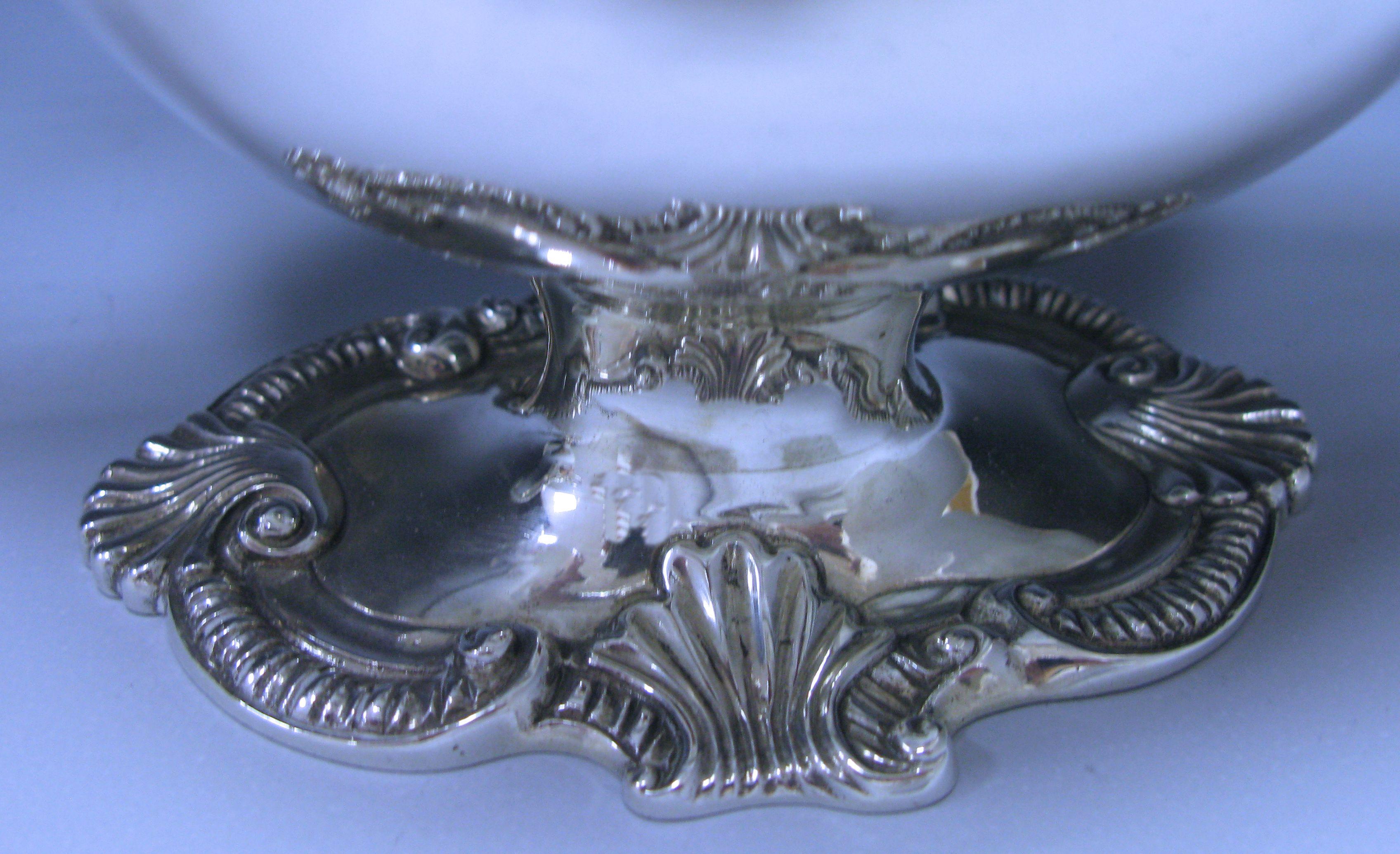 These exceptional antique sterling silver sauce boats are of oval form in a classic style.
The shaped body of each piece is plain and unembellished with an applied gadroon and shell decorated border to the shaped rim. The sauceboats are fitted with