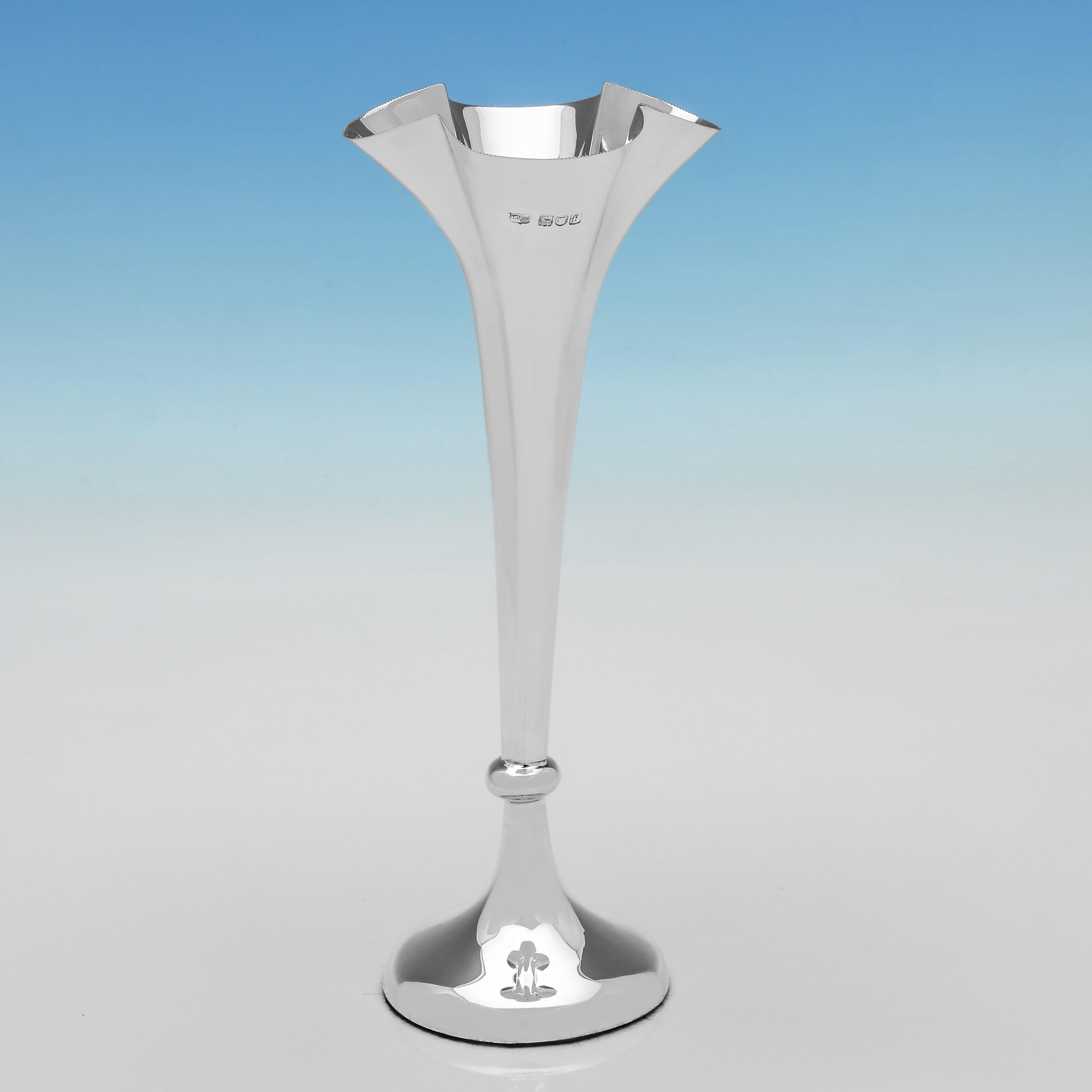 Marchiata a Londra nel 1901 da Mappin & Webb, questa bella coppia di vasi antichi, edoardiani, in argento sterling, ha un design semplice e dimensioni più grandi del solito. Ogni vaso misura 9,75