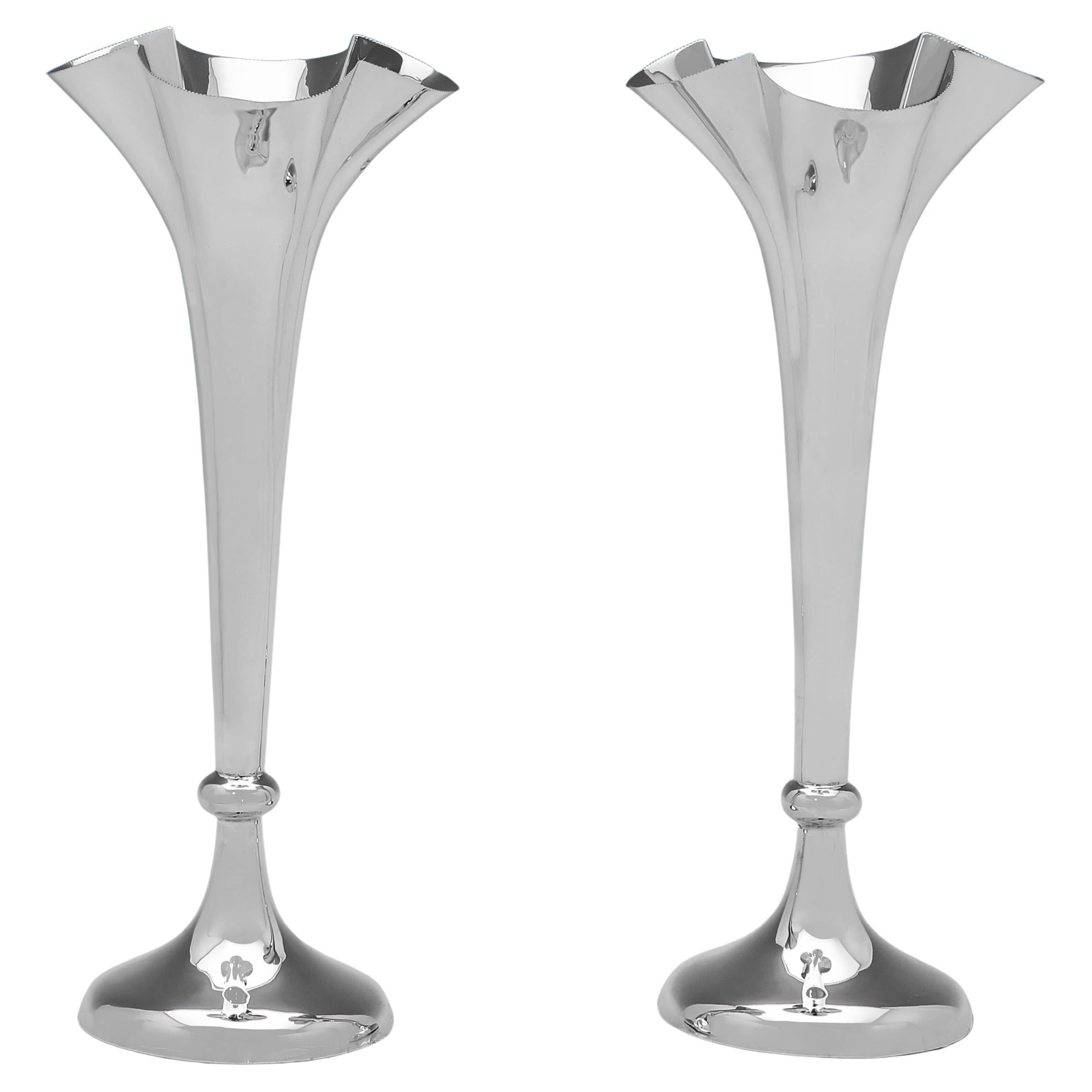 Coppia di vasi in argento edoardiano realizzati da Mappin & Webb nel 1901 in vendita