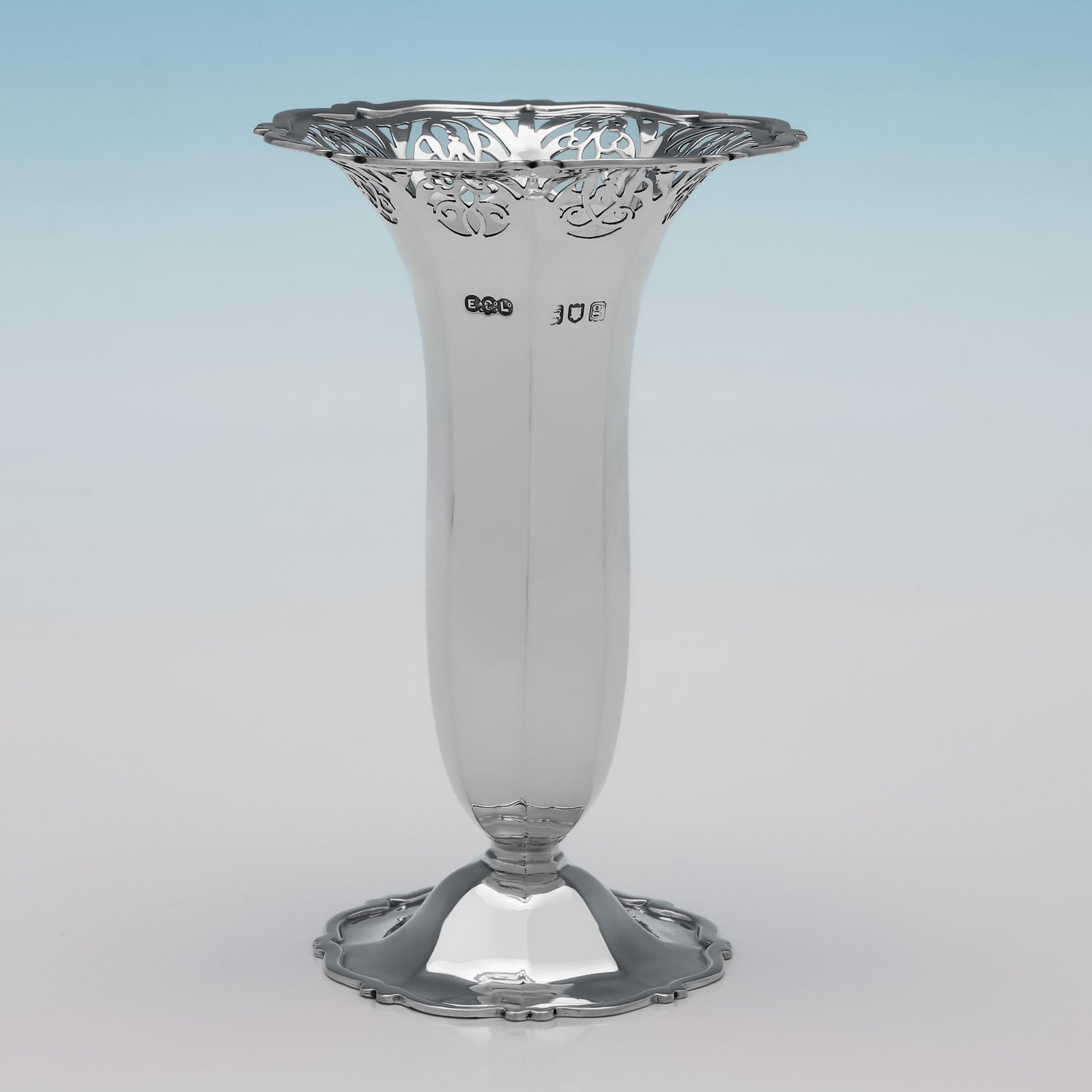 Marchiata a Londra nel 1902 da Elkington & Co., questa attraente coppia di vasi antichi in argento sterling di epoca edoardiana presenta dettagli traforati intorno al bordo e alla base e lati rivestiti. Ogni vaso misura 5,25