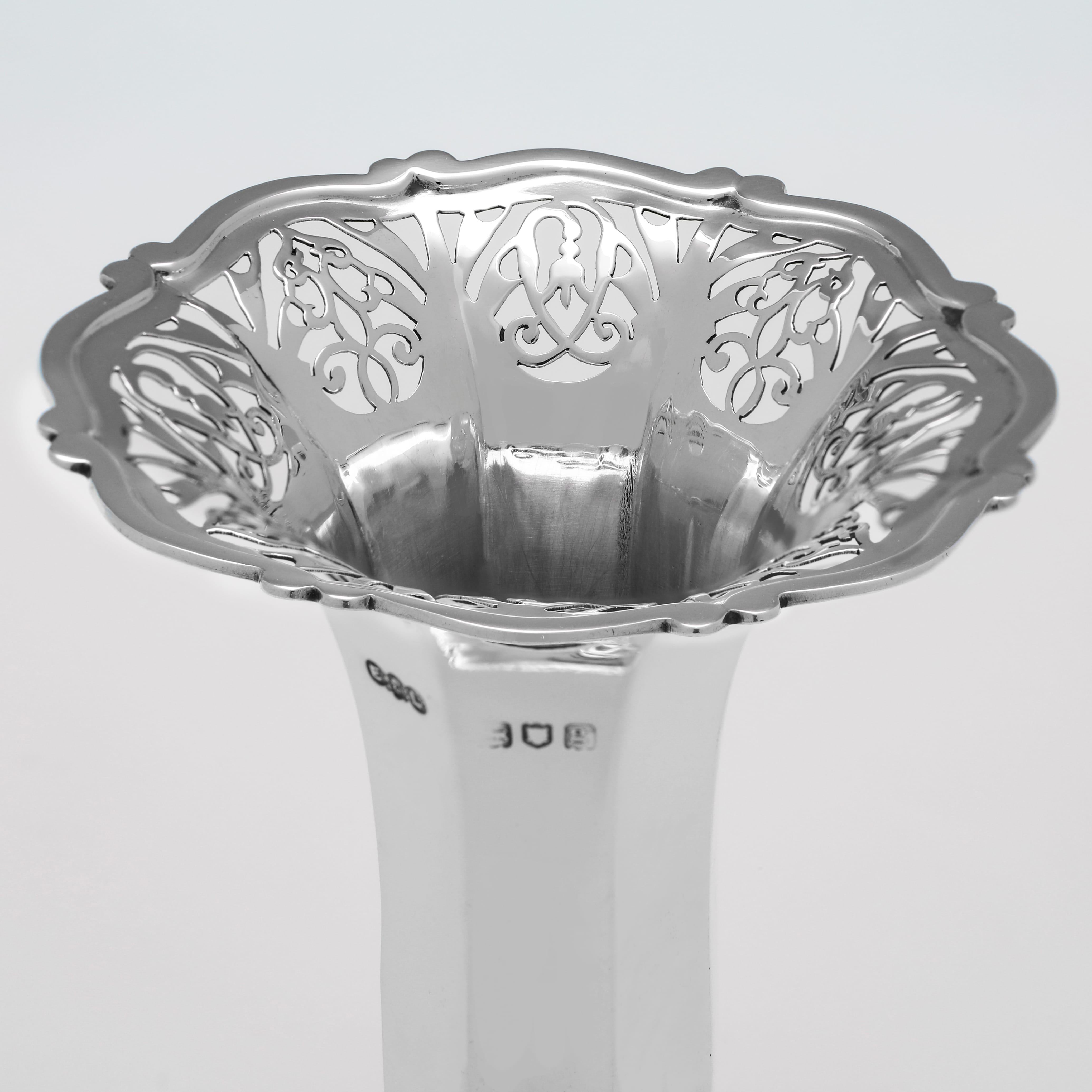 Edoardiano Coppia di vasi in argento edoardiano realizzati nel 1902 da Elkington & Co. in vendita
