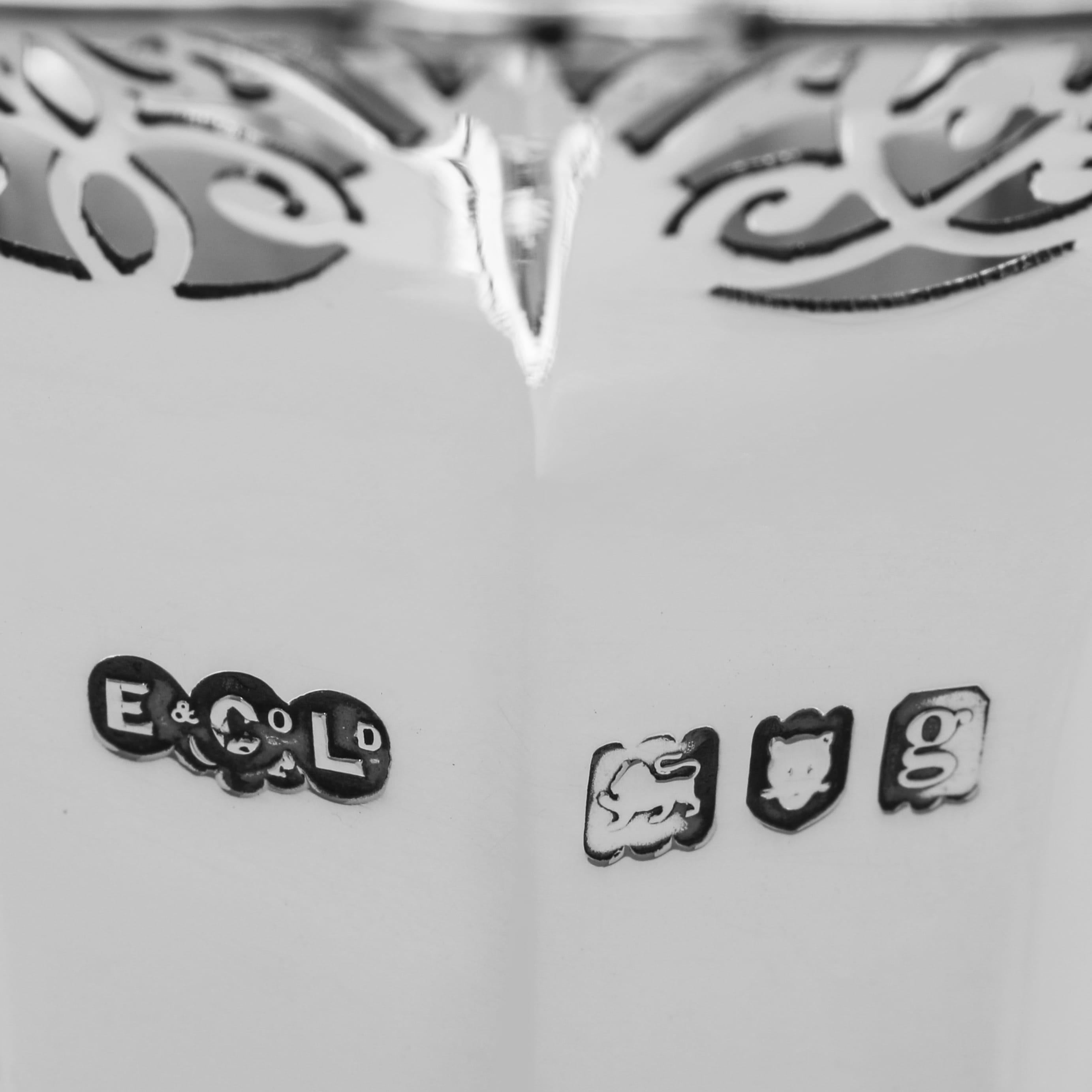 Coppia di vasi in argento edoardiano realizzati nel 1902 da Elkington & Co. In condizioni buone in vendita a London, London