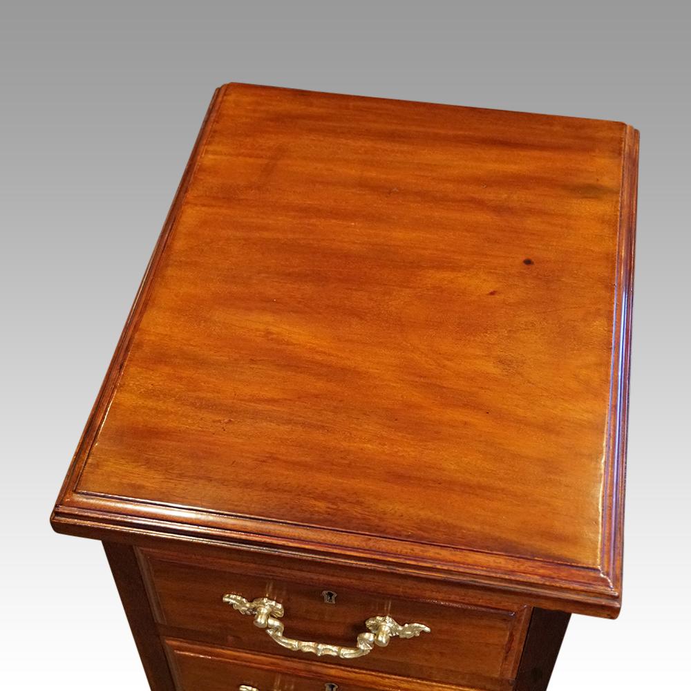 Late 19th Century Pair of Edwardian walnut bedside chests For Sale
