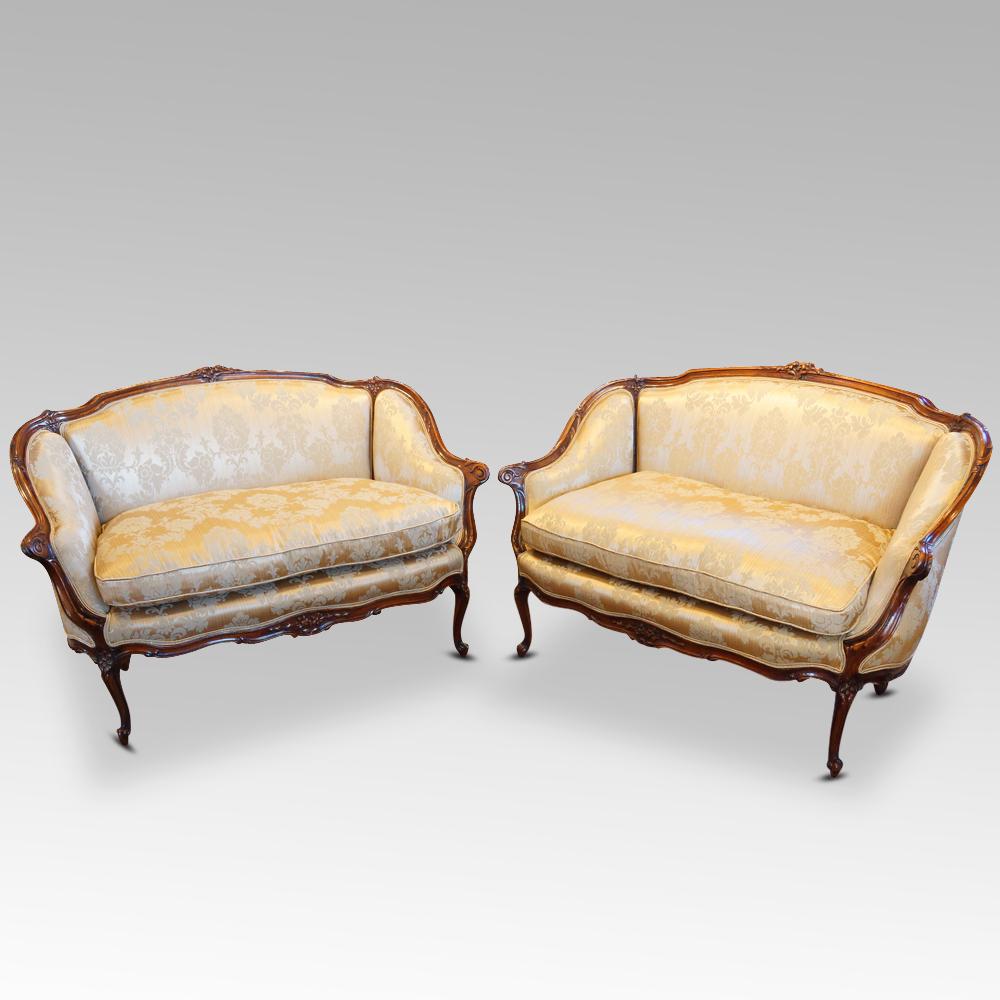Pair of Edwardian walnut small salon sofas In Good Condition For Sale In Salisbury, GB
