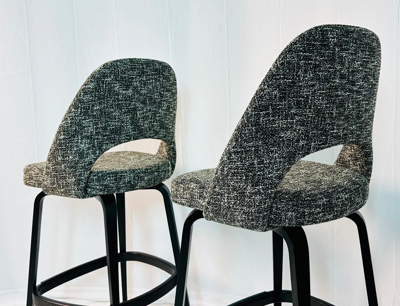 Paar Barhocker von Eero Saarinen für Knoll, gepolstert, etikettiert und datiert im Angebot 2