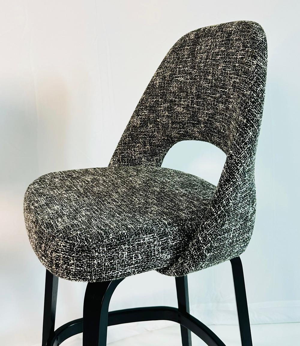 Paar Barhocker von Eero Saarinen für Knoll, gepolstert, etikettiert und datiert im Angebot 3