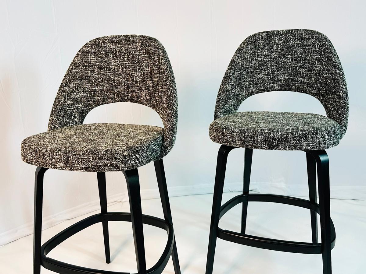 Paar Barhocker von Eero Saarinen für Knoll, gepolstert, etikettiert und datiert im Angebot 4