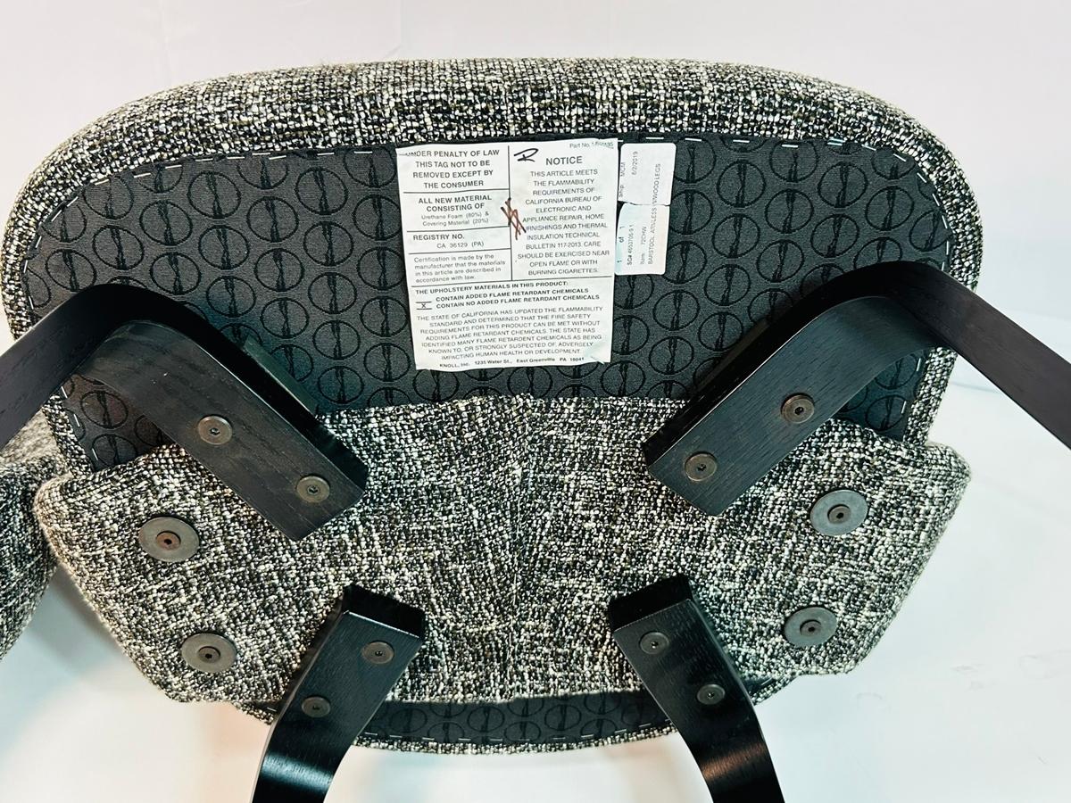 Paar Barhocker von Eero Saarinen für Knoll, gepolstert, etikettiert und datiert im Angebot 6