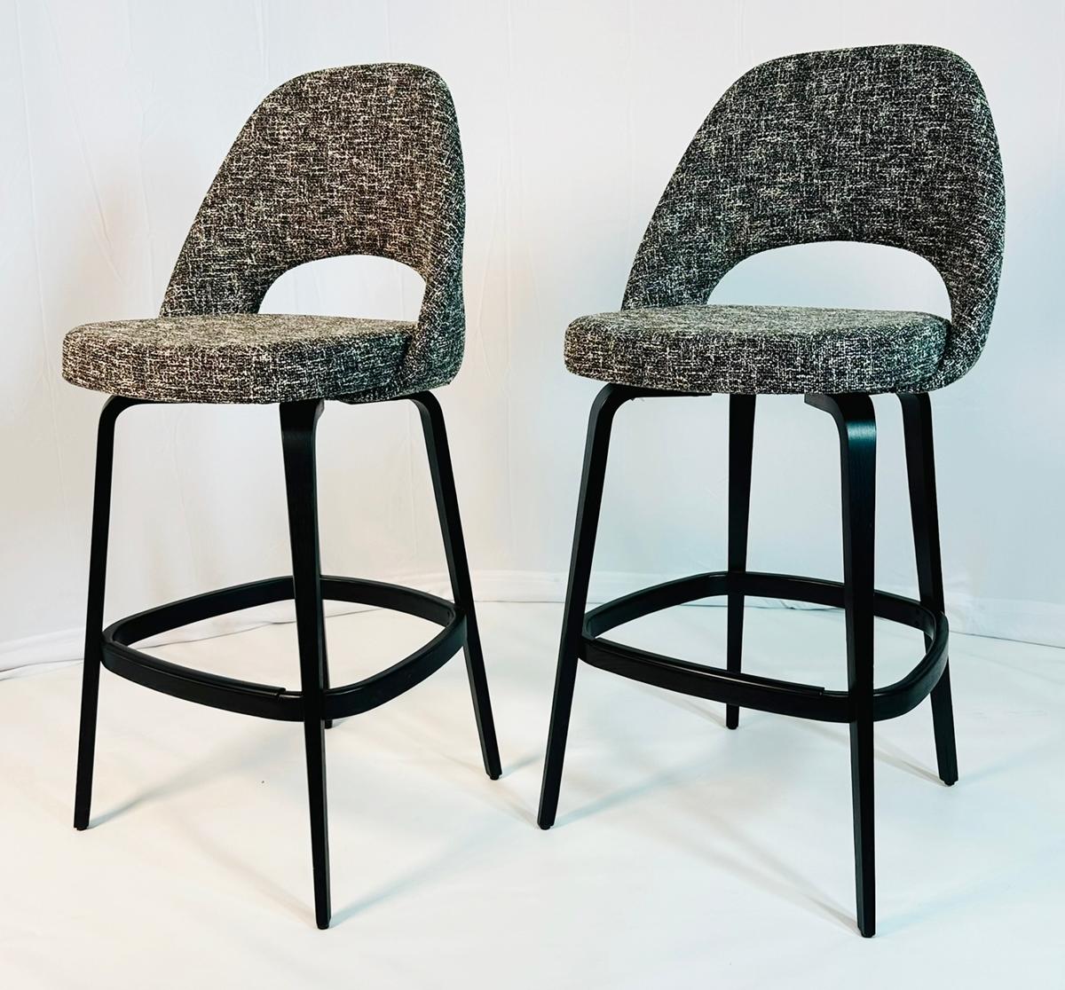 Angeboten wird ein Paar authentischer Barhocker von Eero Saarinen für Knoll, ein Klassiker der Moderne, der die bahnbrechende Vision des Designers von organischen, skulpturalen Formen verkörpert. Als Teil von Saarinens berühmter Sitzmöbelkollektion
