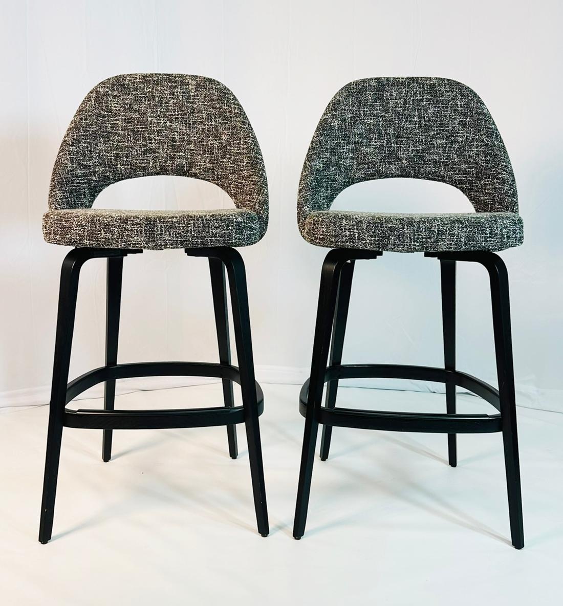 Paar Barhocker von Eero Saarinen für Knoll, gepolstert, etikettiert und datiert (Moderne der Mitte des Jahrhunderts) im Angebot