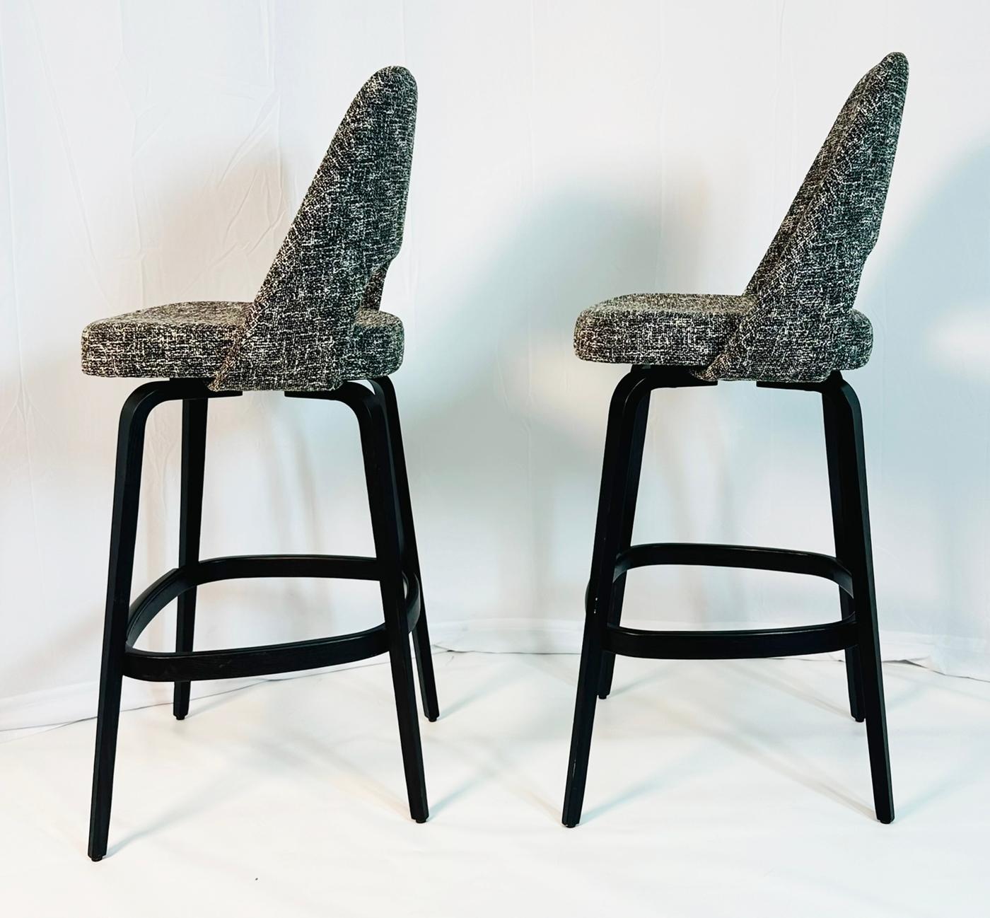 Paar Barhocker von Eero Saarinen für Knoll, gepolstert, etikettiert und datiert (amerikanisch) im Angebot