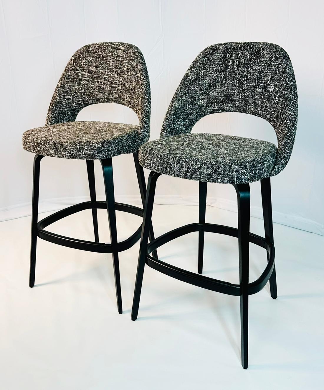 Paar Barhocker von Eero Saarinen für Knoll, gepolstert, etikettiert und datiert (Handgefertigt) im Angebot
