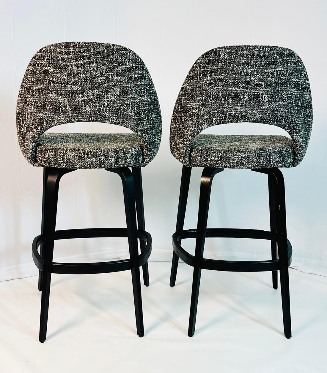 Paar Barhocker von Eero Saarinen für Knoll, gepolstert, etikettiert und datiert im Zustand „Gut“ im Angebot in Los Angeles, CA