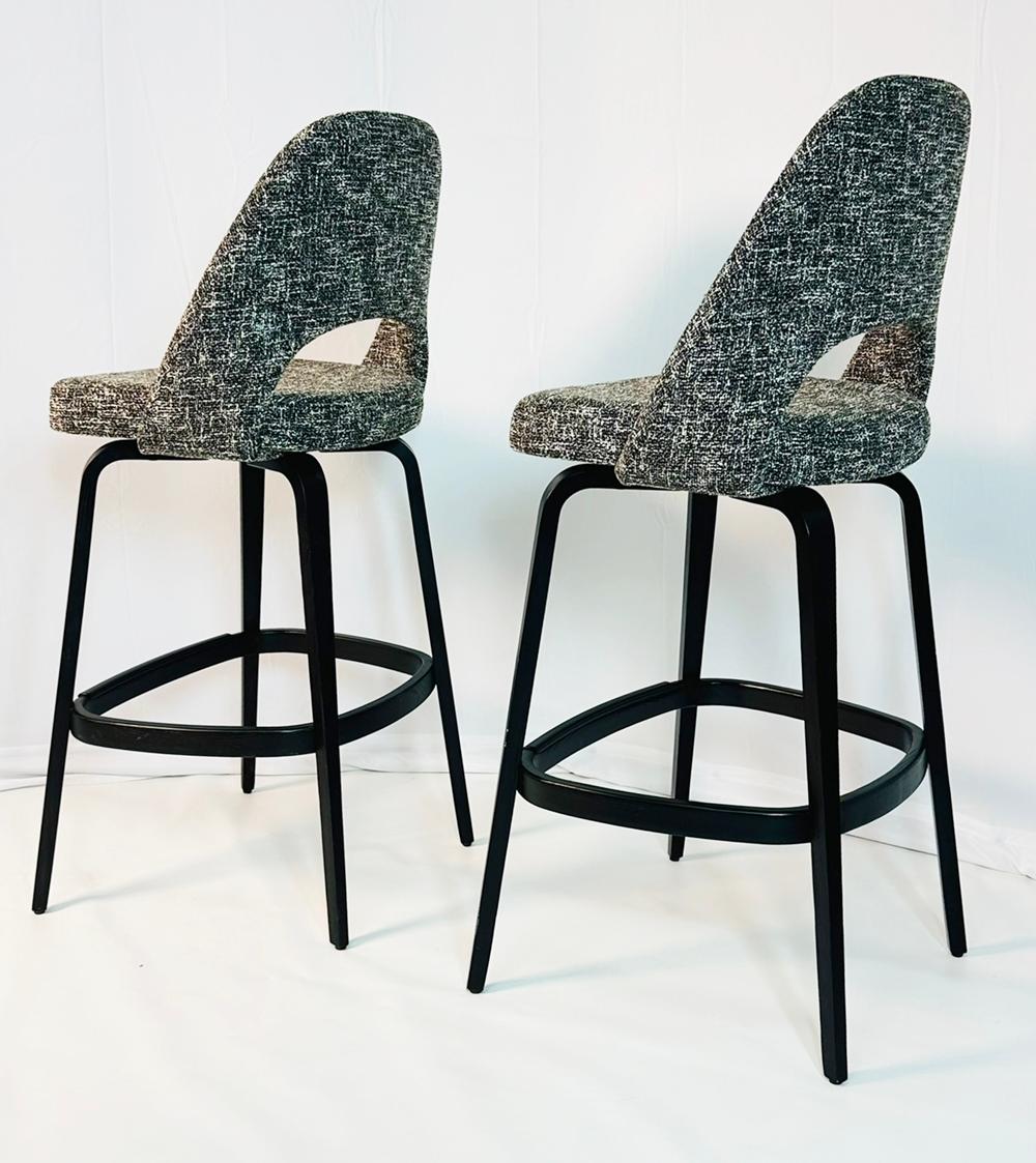 Paar Barhocker von Eero Saarinen für Knoll, gepolstert, etikettiert und datiert (21. Jahrhundert und zeitgenössisch) im Angebot