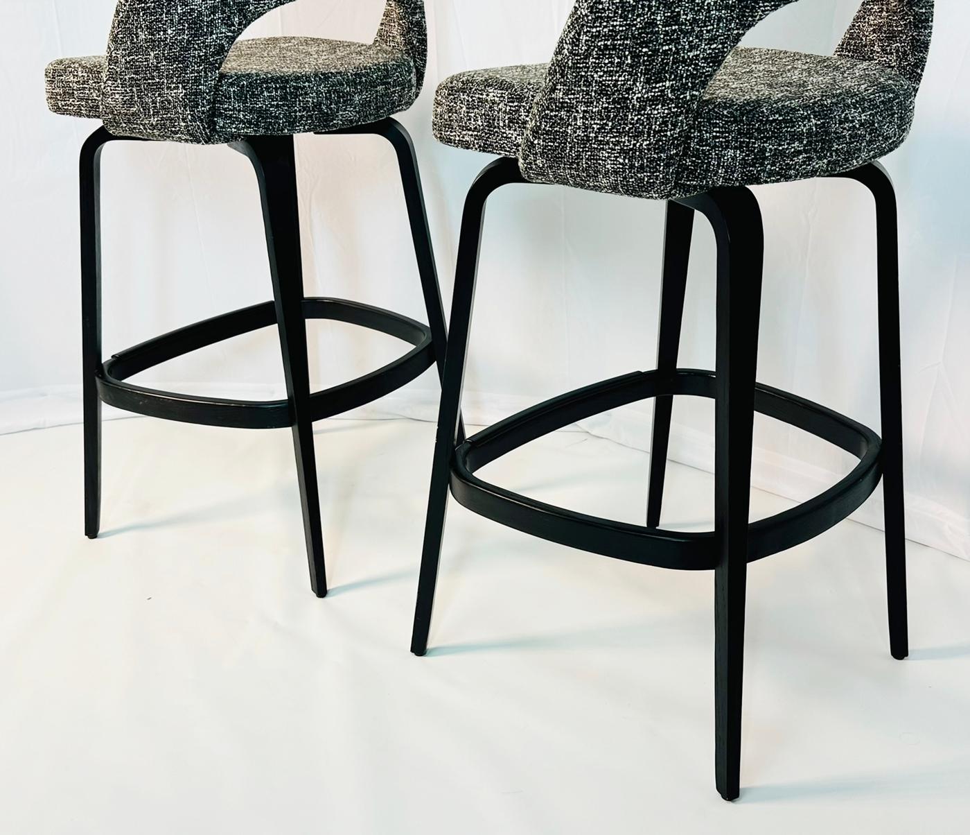 Paar Barhocker von Eero Saarinen für Knoll, gepolstert, etikettiert und datiert (Stoff) im Angebot