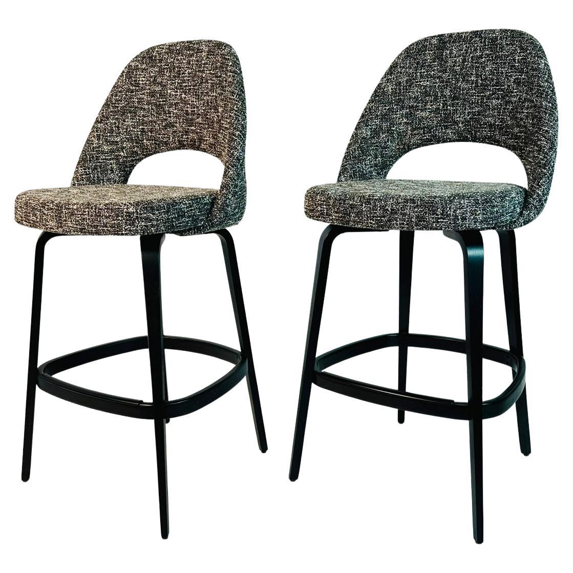Paar Barhocker von Eero Saarinen für Knoll, gepolstert, etikettiert und datiert im Angebot