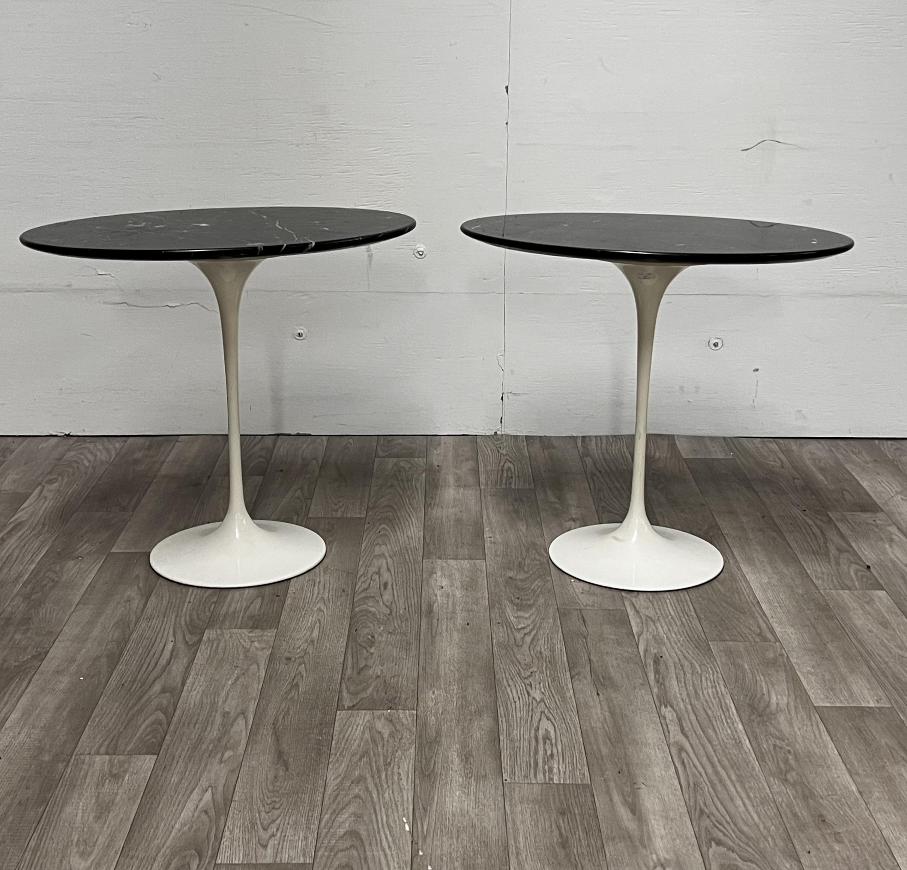 Tulpenbeistelltische, entworfen von Eero Saarinen. 
Produziert von Knoll International in Amerika.
Sockel aus weiß emailliertem Aluminiumdruckguss, ovale Platte aus schwarzem Marquina-Marmor