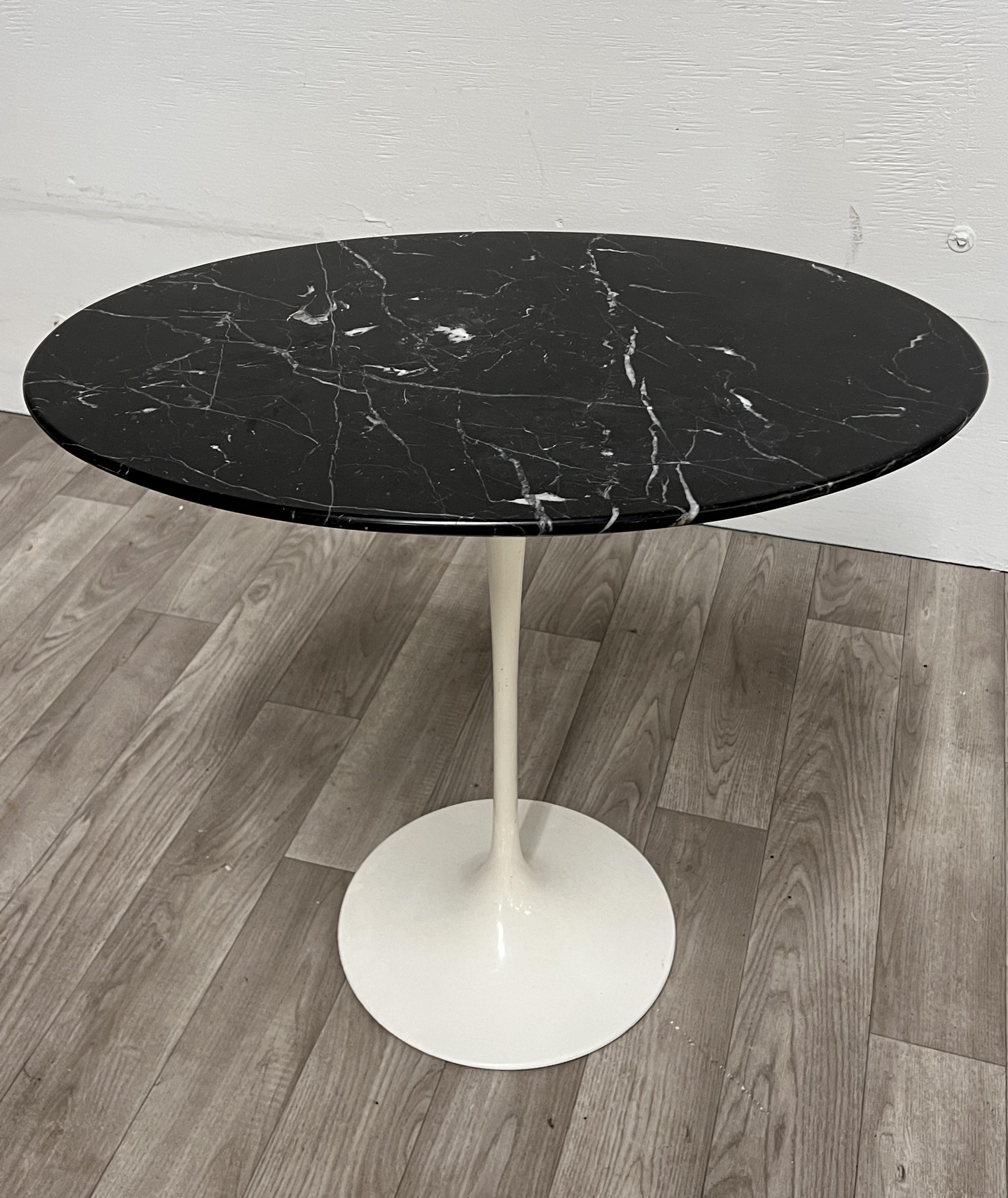 Paar Tulpen-Beistelltische aus schwarzem Carrara-Marmor von Eero Saarinen von Knoll im Zustand „Gut“ im Angebot in Red Lion, PA