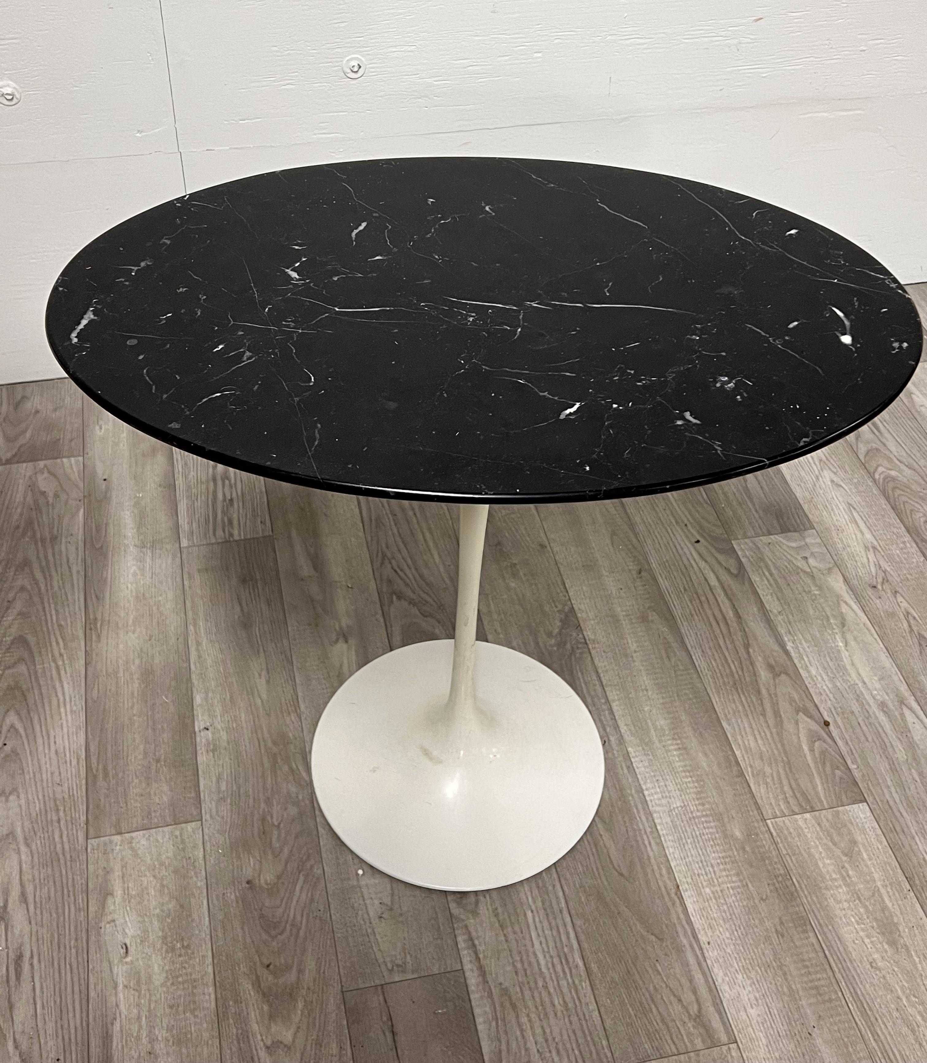 Paar Tulpen-Beistelltische aus schwarzem Carrara-Marmor von Eero Saarinen von Knoll (Mitte des 20. Jahrhunderts) im Angebot