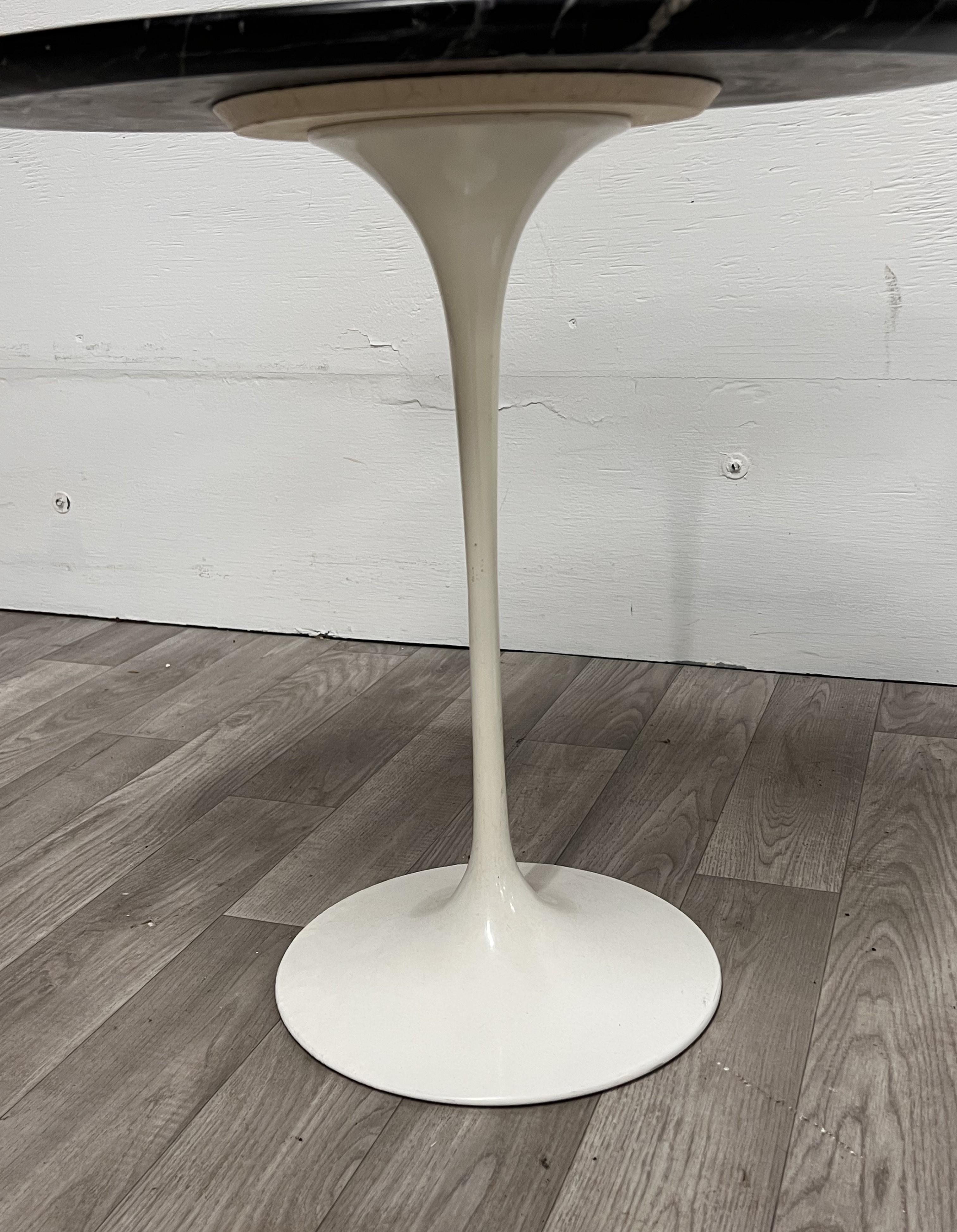 Paar Tulpen-Beistelltische aus schwarzem Carrara-Marmor von Eero Saarinen von Knoll im Angebot 1