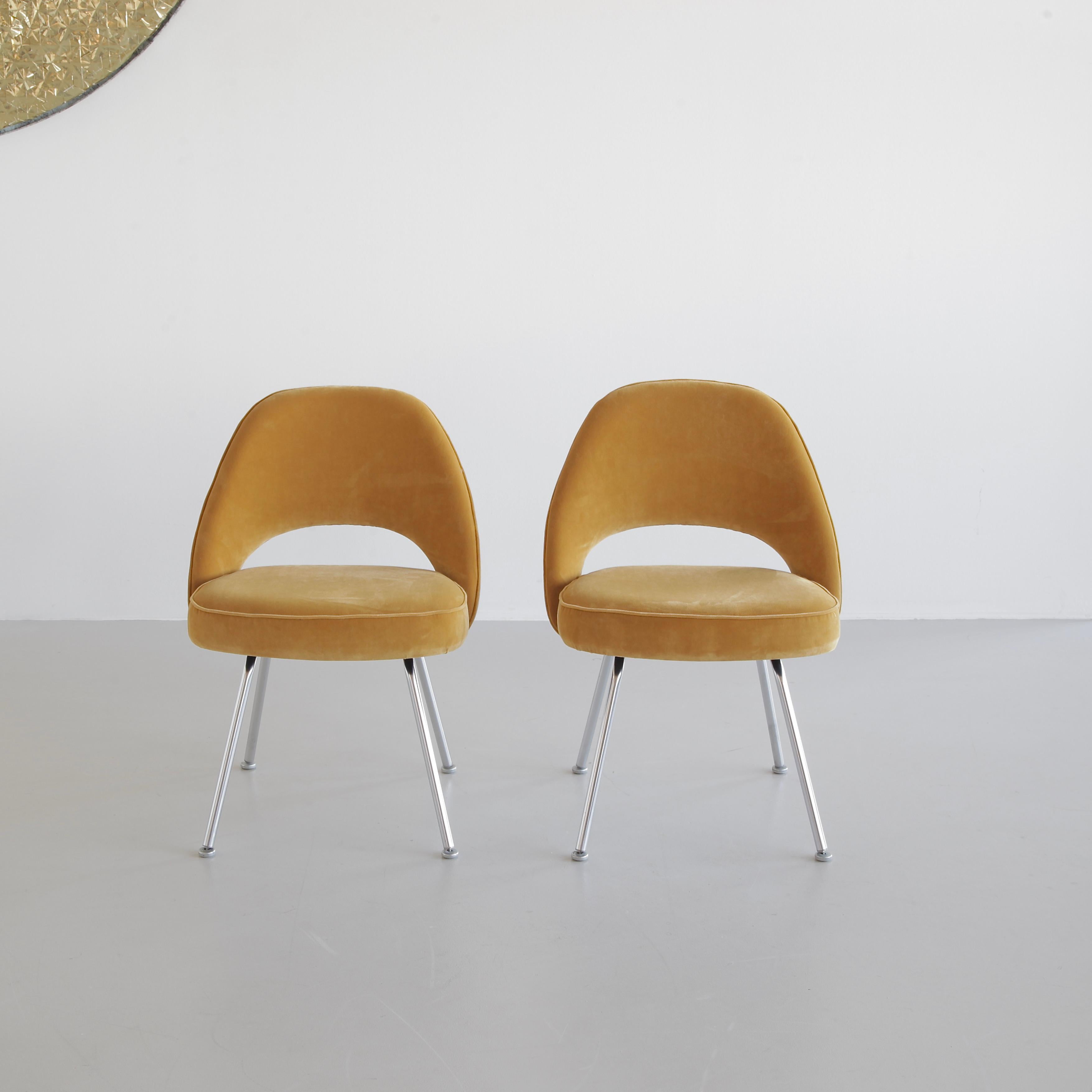 Mid-Century Modern Pair of Eero Saarinen Conference Chairs, Knoll International For Sale
